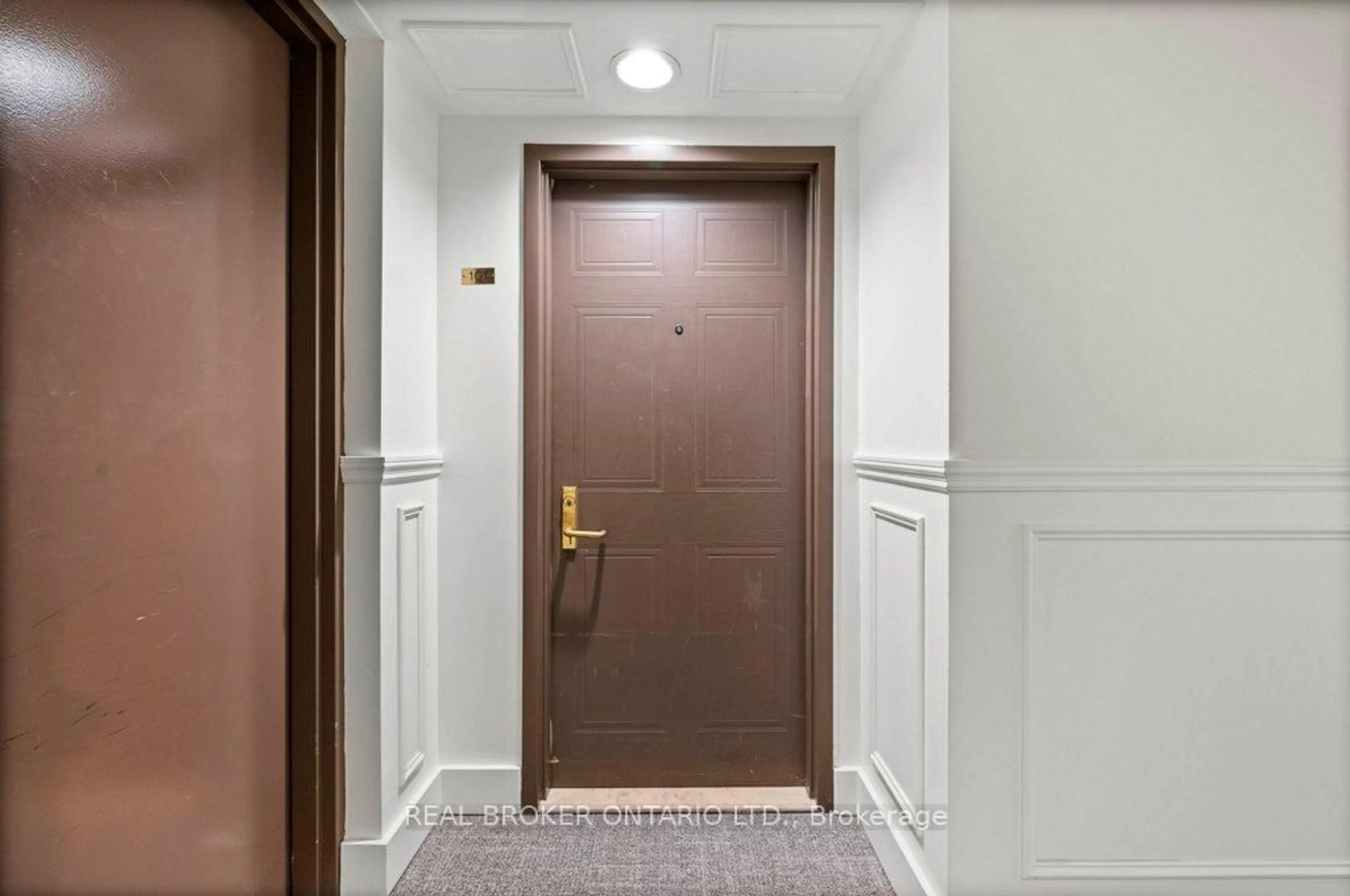 Indoor foyer for 265 Westcourt Pl #101, Waterloo Ontario N2L 6E4