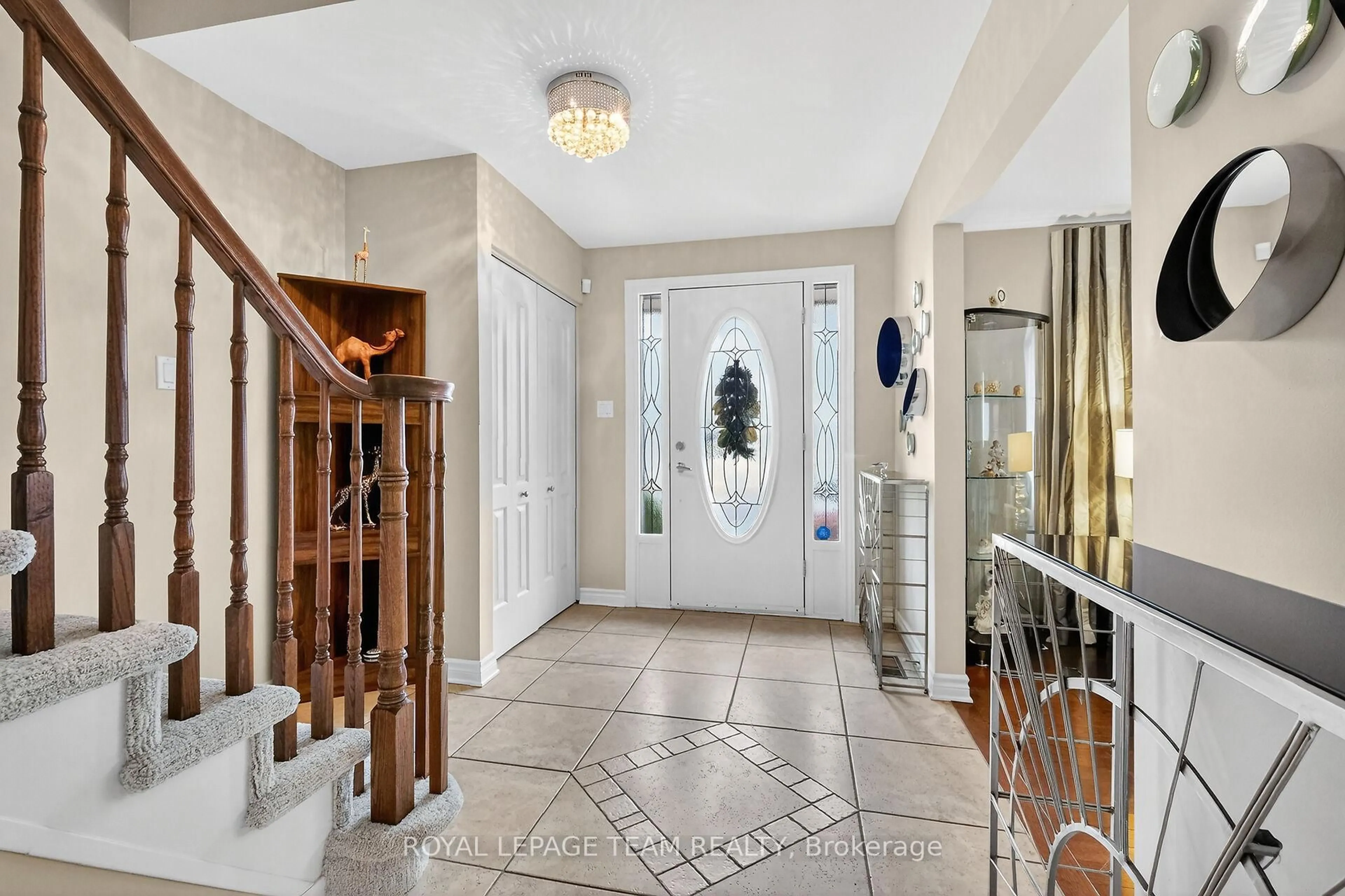 Indoor entryway for 1768 Featherston Dr, Ottawa Ontario K1H 8J8