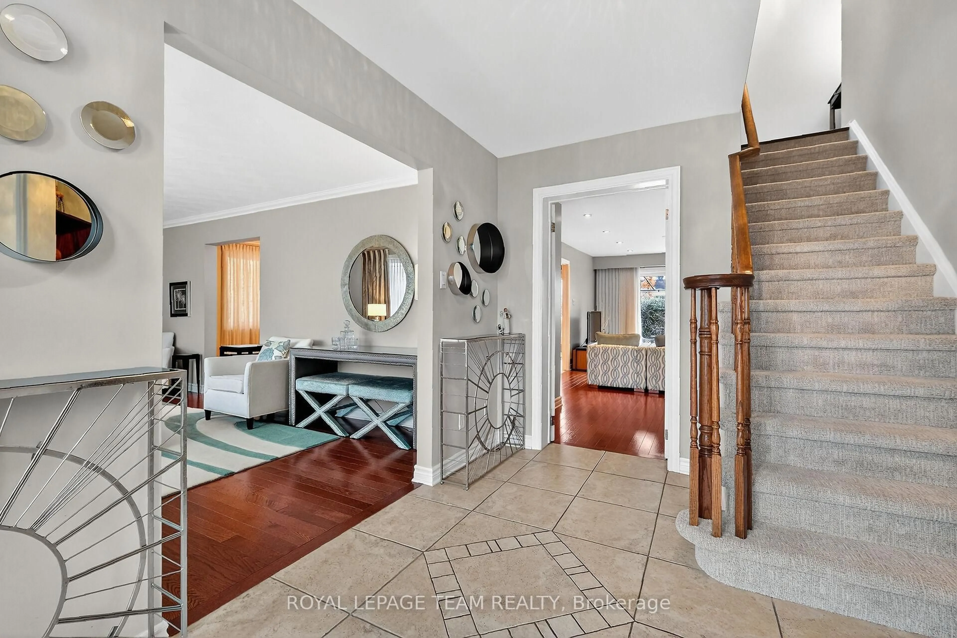 Indoor foyer for 1768 Featherston Dr, Ottawa Ontario K1H 8J8