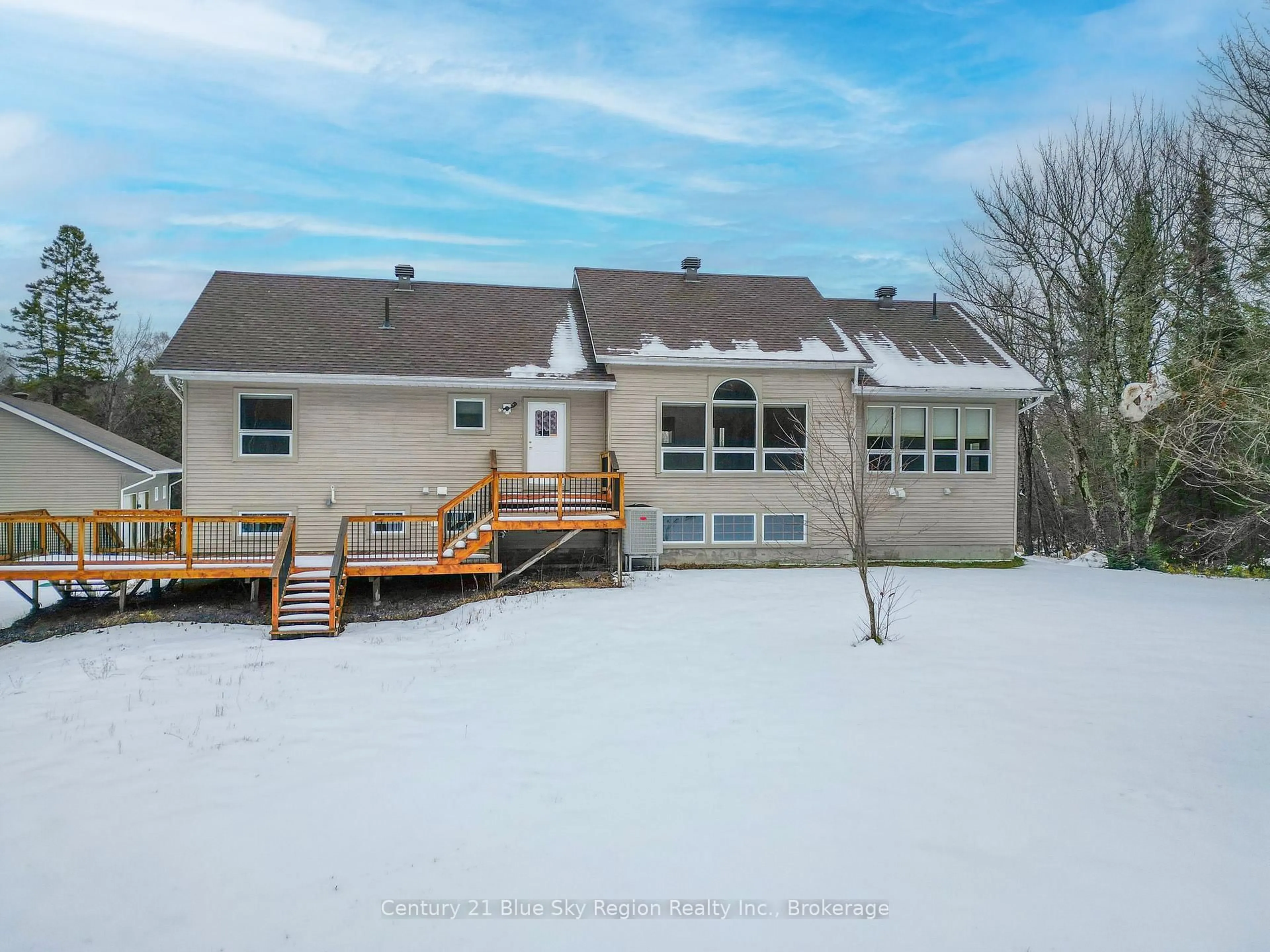 A pic from outside/outdoor area/front of a property/back of a property/a pic from drone, water/lake/river/ocean view for 45 Chadbourne Dr, North Bay Ontario P1B 8G2