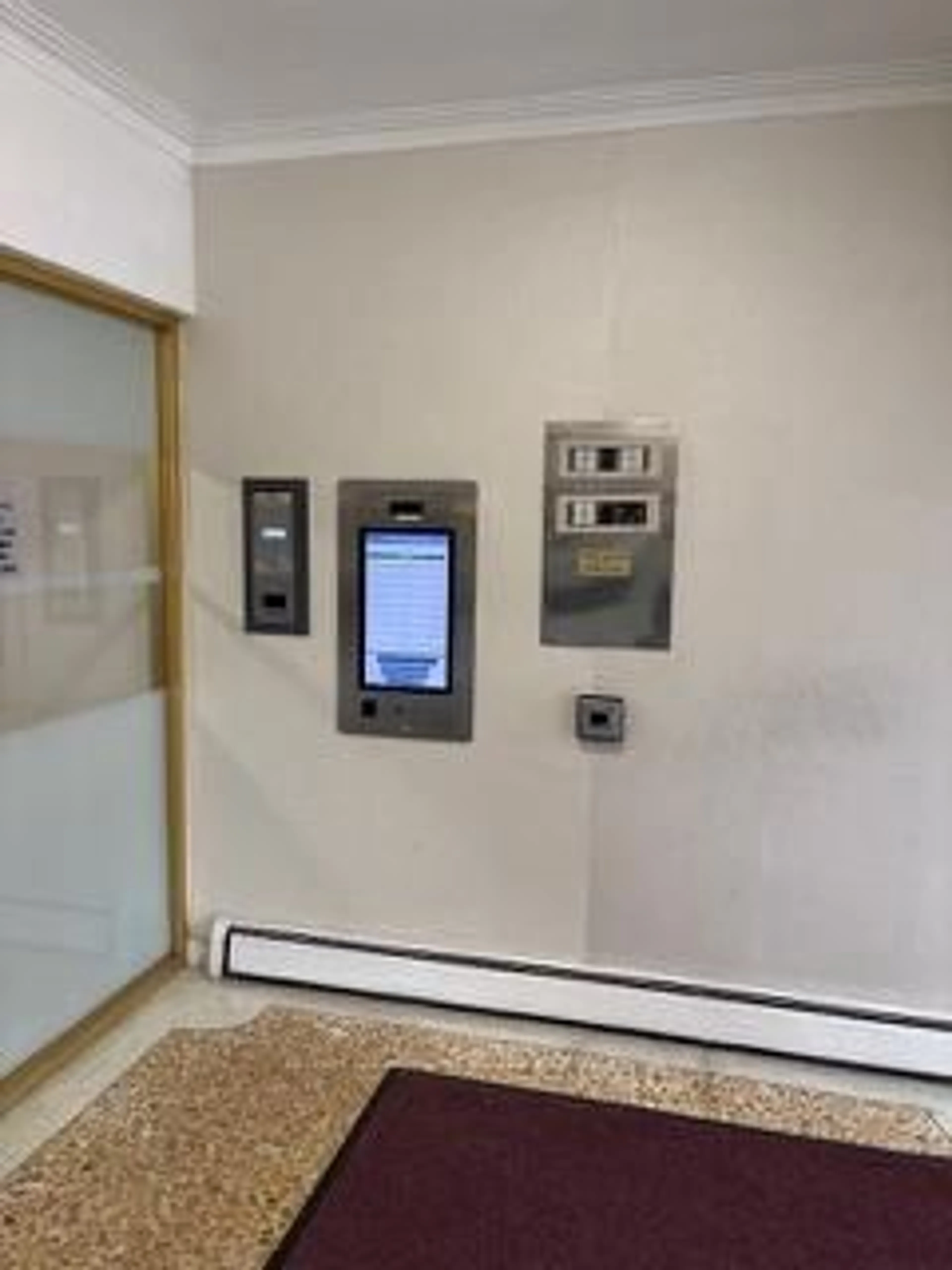 Indoor foyer for 10 Woodman Dr #208, Hamilton Ontario L8K 4E1