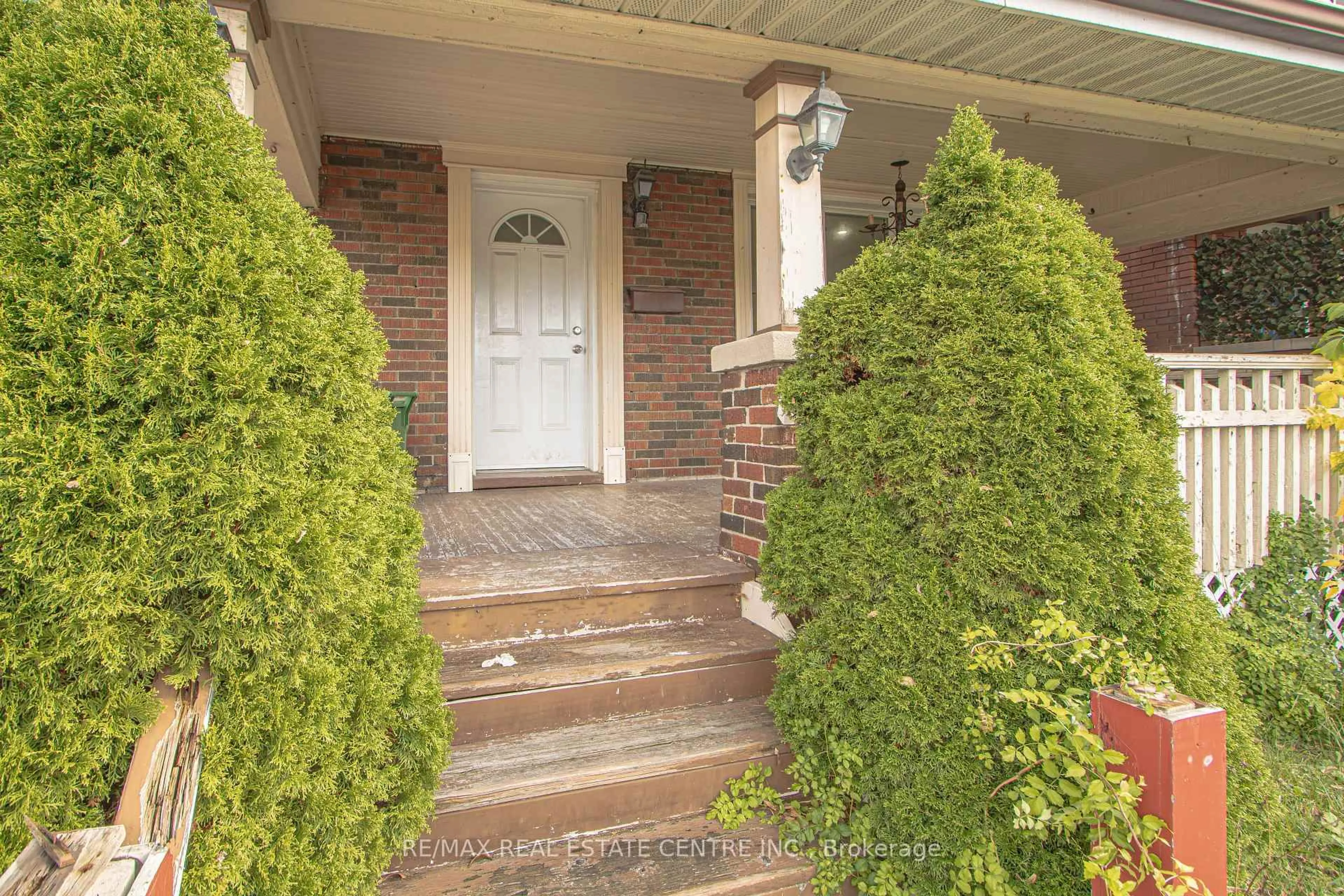 Indoor entryway for 386 Wharncliffe Rd, London South Ontario N6J 2M1