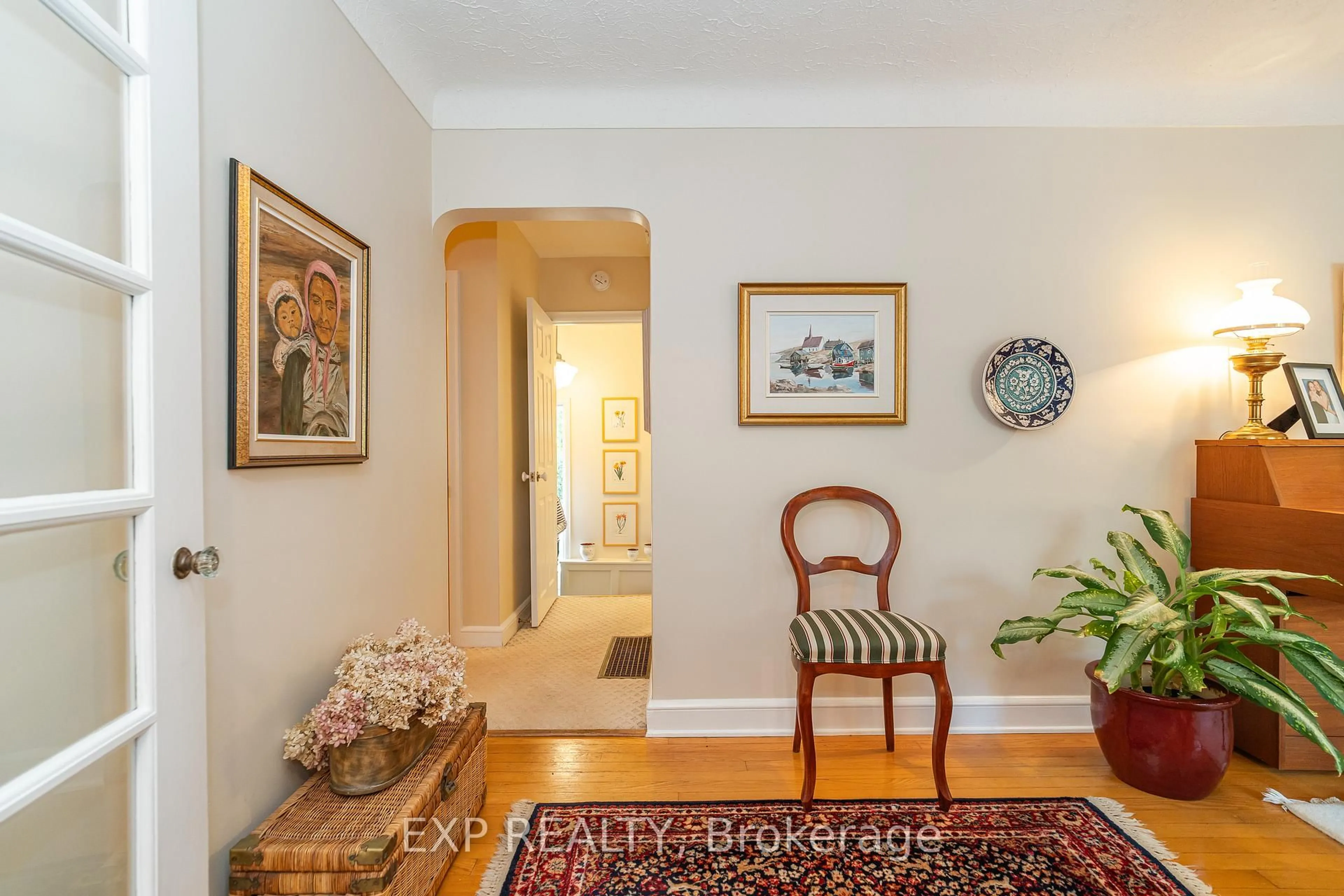 Indoor entryway for 504 Thessaly Circ, Ottawa Ontario K1H 5W5