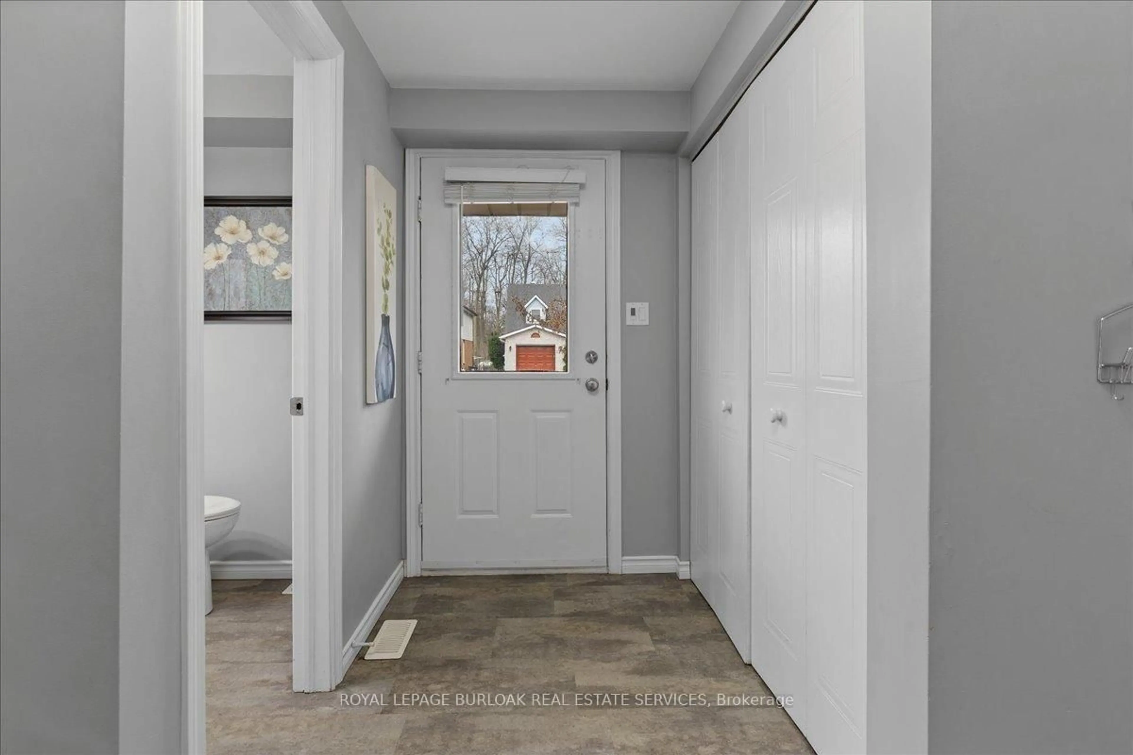 Indoor entryway for 98 Grandridge Cres, Guelph Ontario N1H 8G3