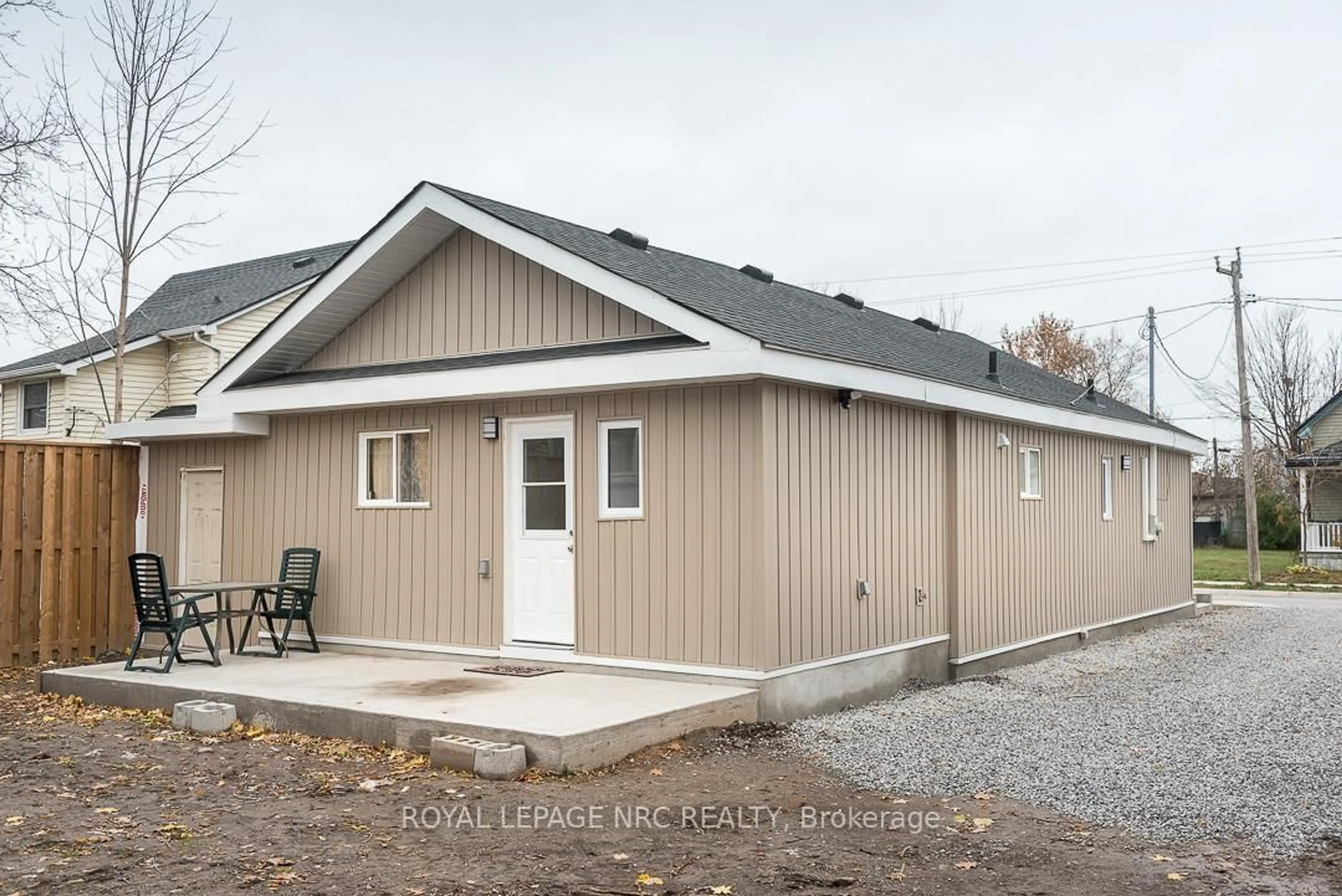 Home with vinyl exterior material, building for 84 Idylewylde Pl, Fort Erie Ontario L2A 2L1