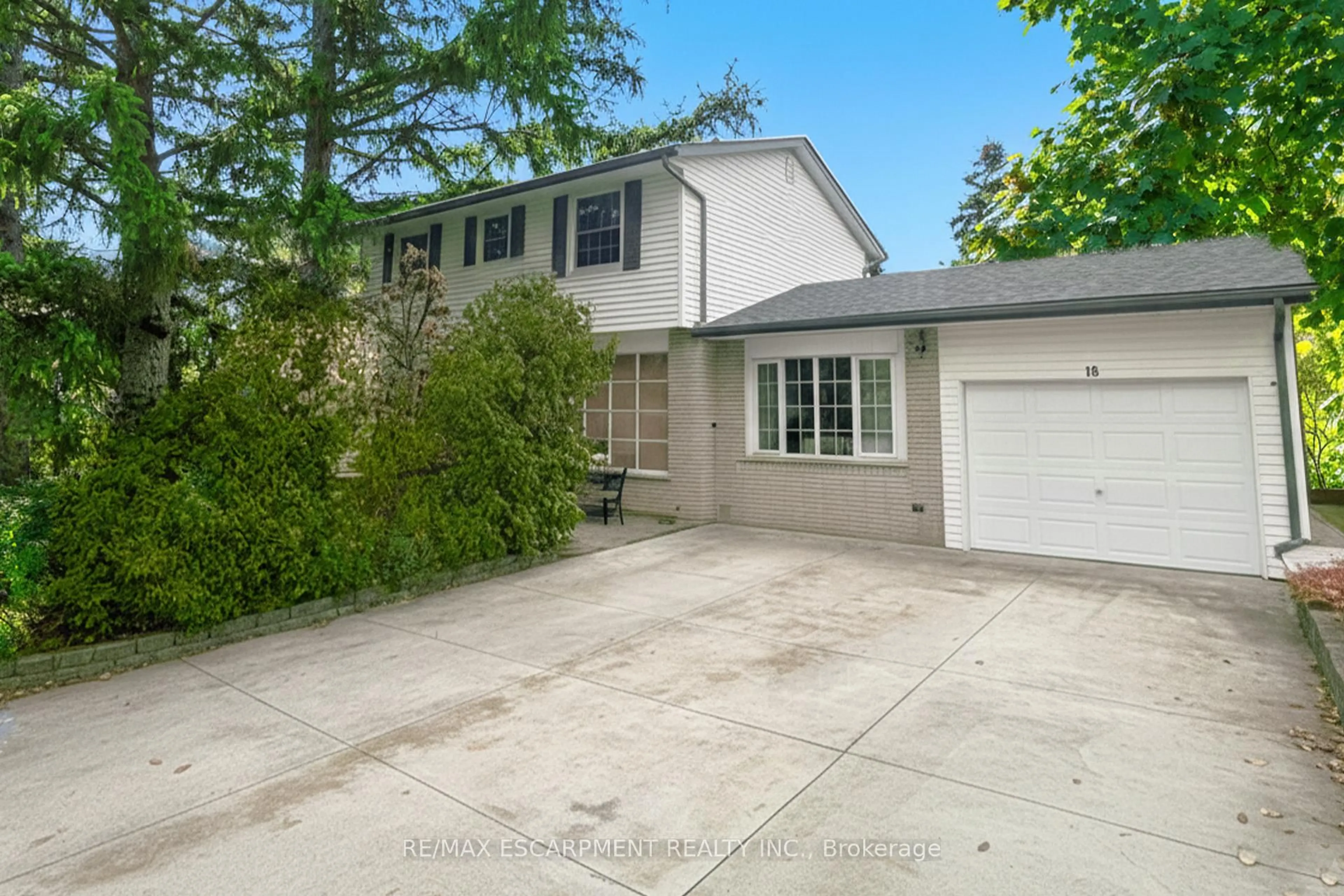 A pic from outside/outdoor area/front of a property/back of a property/a pic from drone, street for 18 Jasper Dr, Hamilton Ontario L8G 2S7