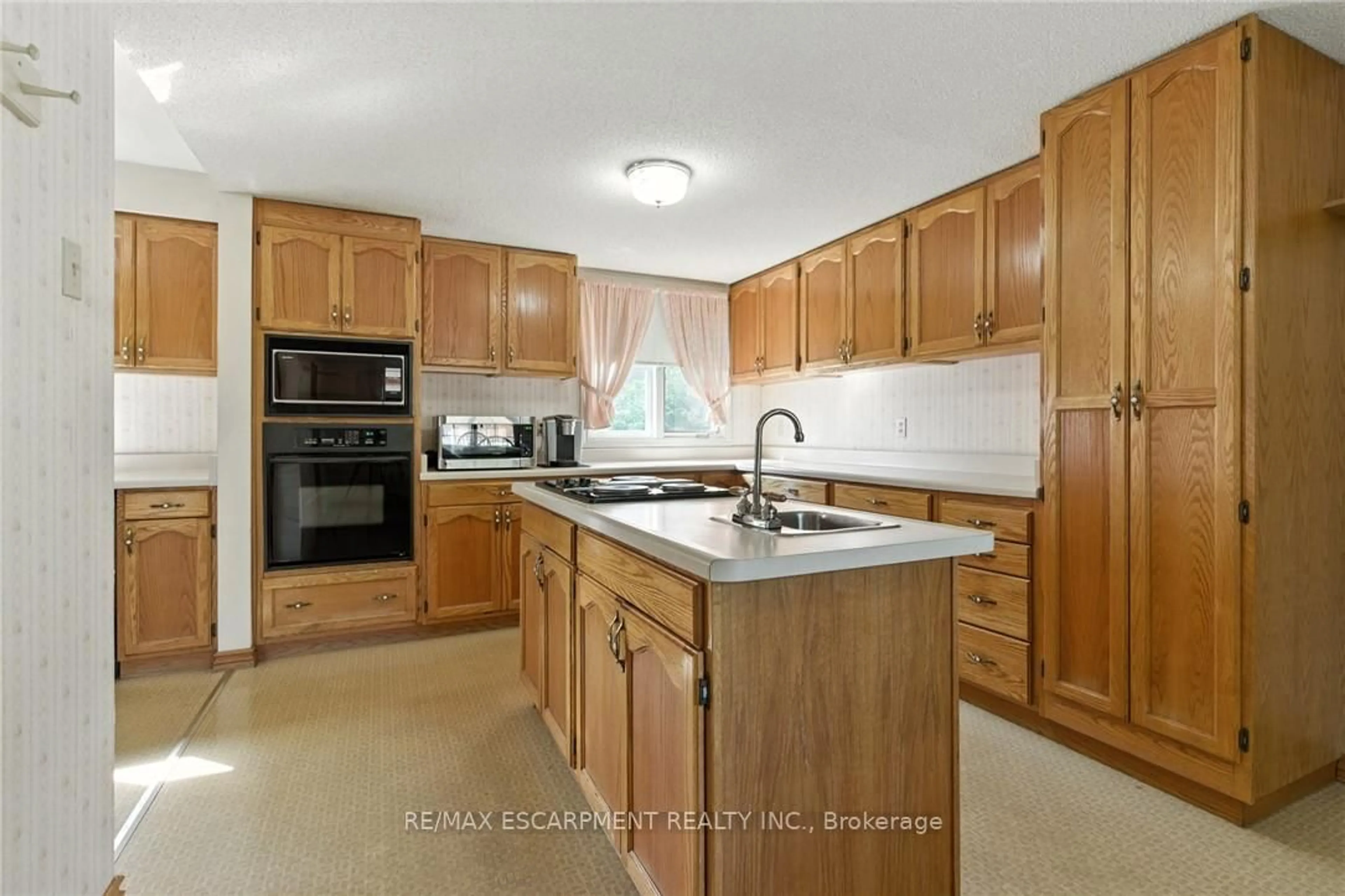Standard kitchen, ceramic/tile floor for 18 Jasper Dr, Hamilton Ontario L8G 2S7