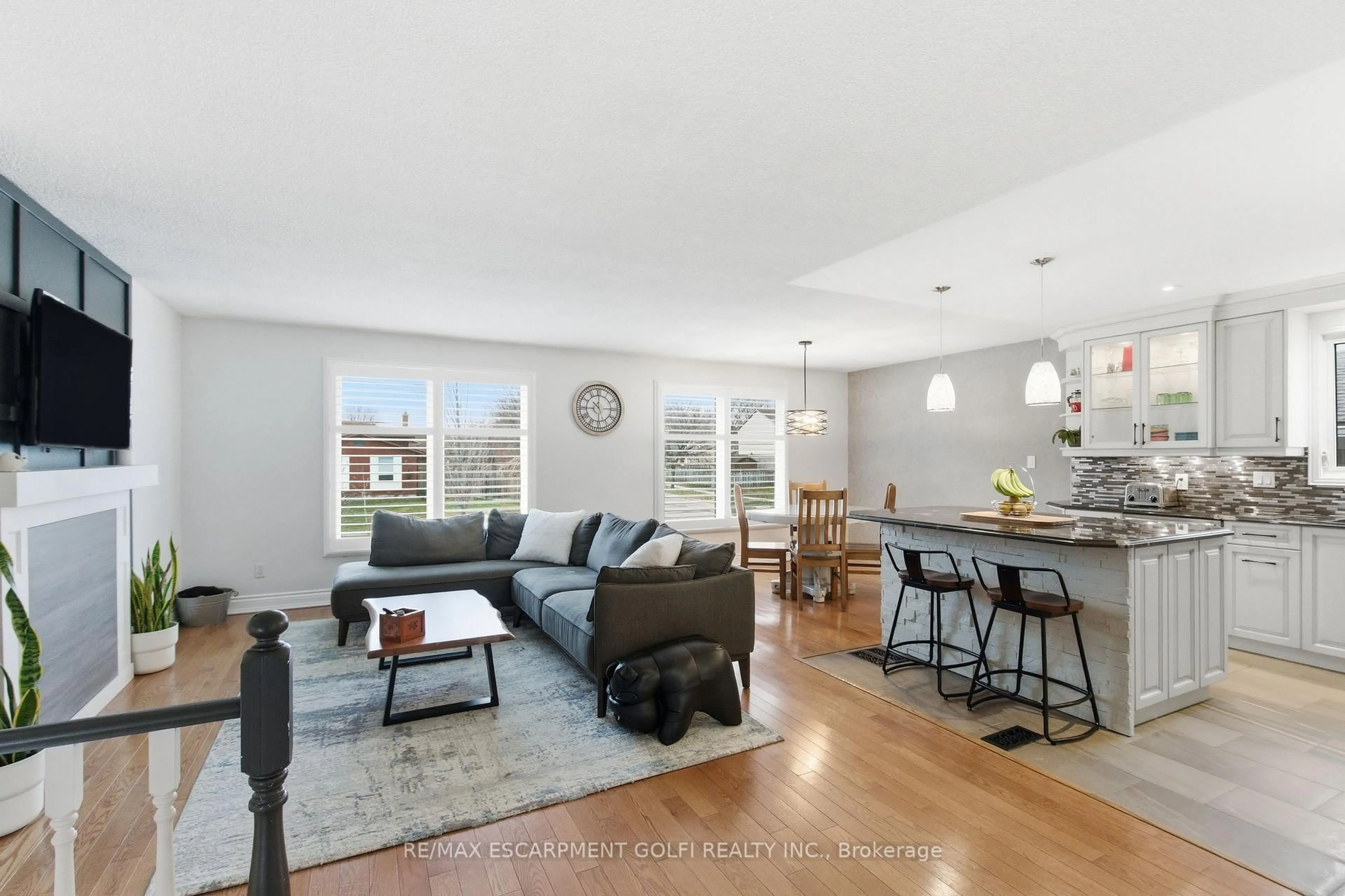 Living room with furniture, unknown for 71 ALLANBROOK St, Hamilton Ontario L8J 1P9