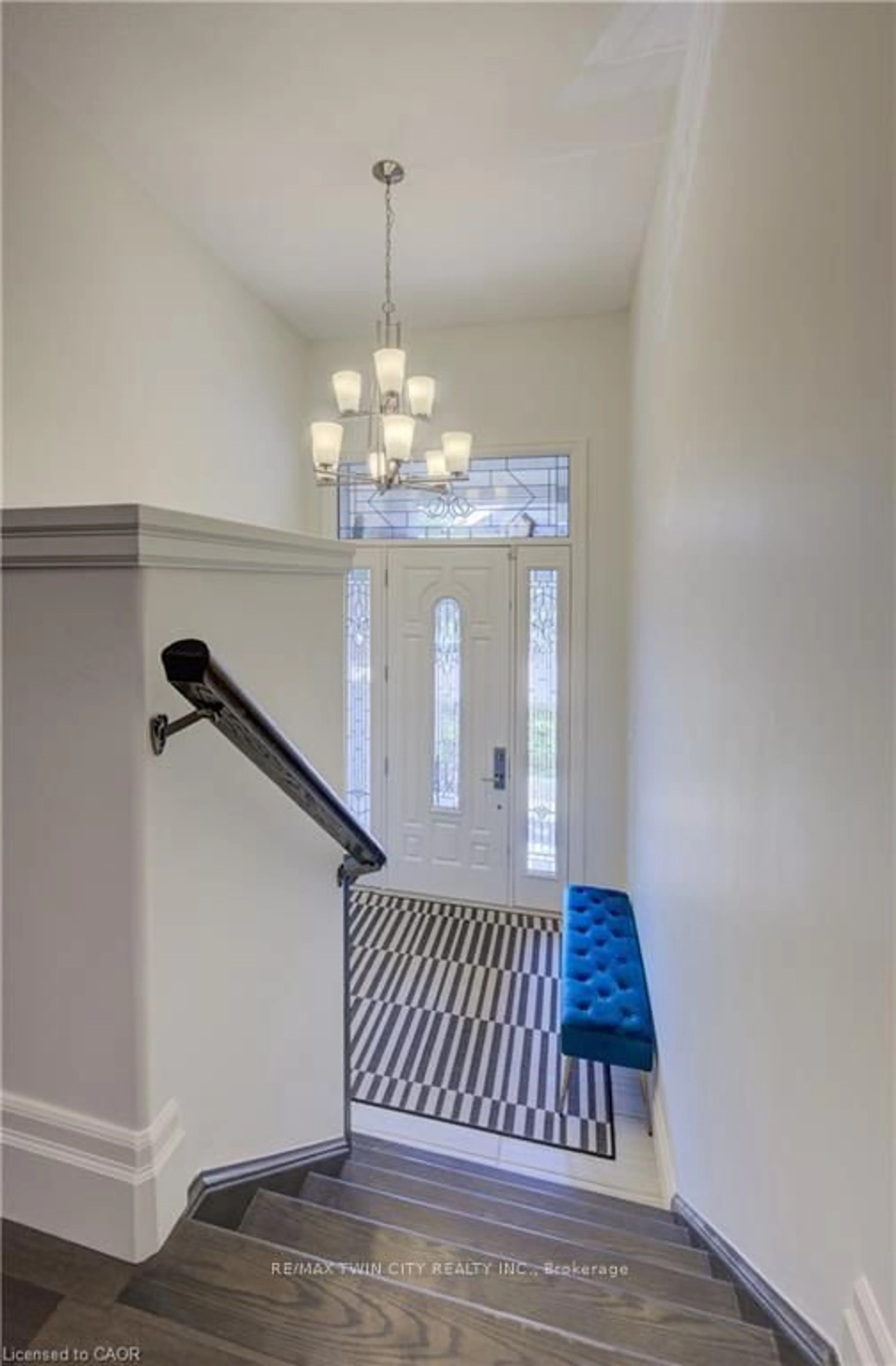 Indoor entryway for 140 Oak Park Dr, Waterloo Ontario N2K 0B3