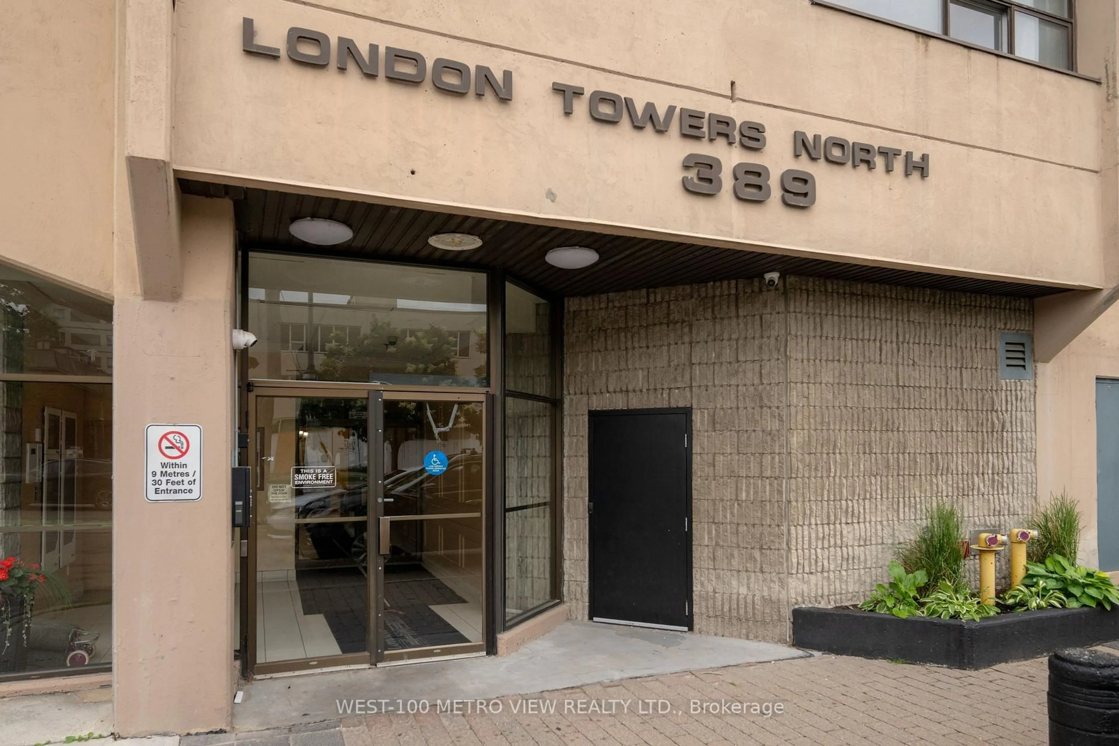 Indoor foyer for 389 Dundas St #1602, London East Ontario N6B 3L5