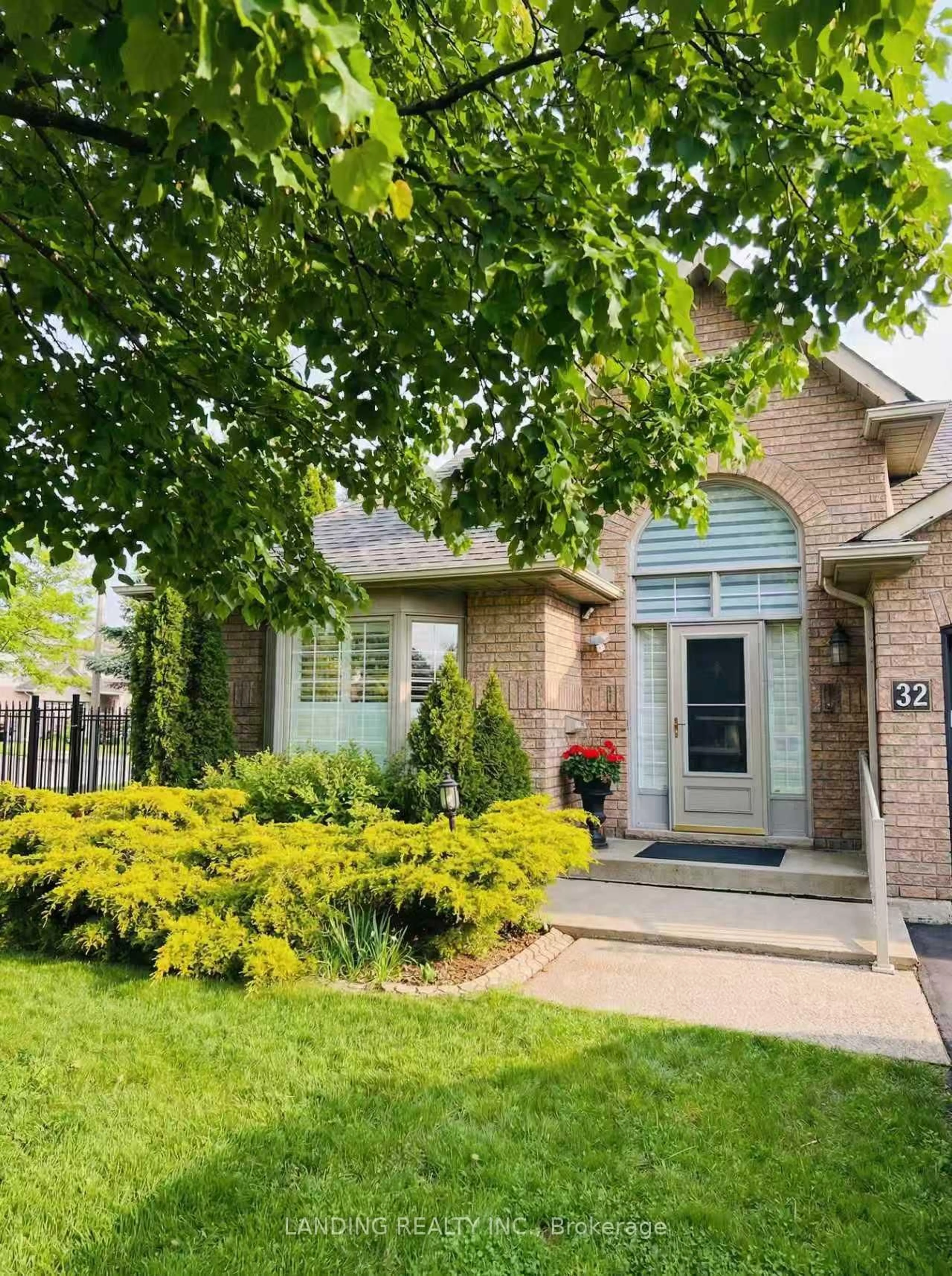 Home with brick exterior material, street for 32 RED HAVEN Dr, Grimsby Ontario L3M 5J7