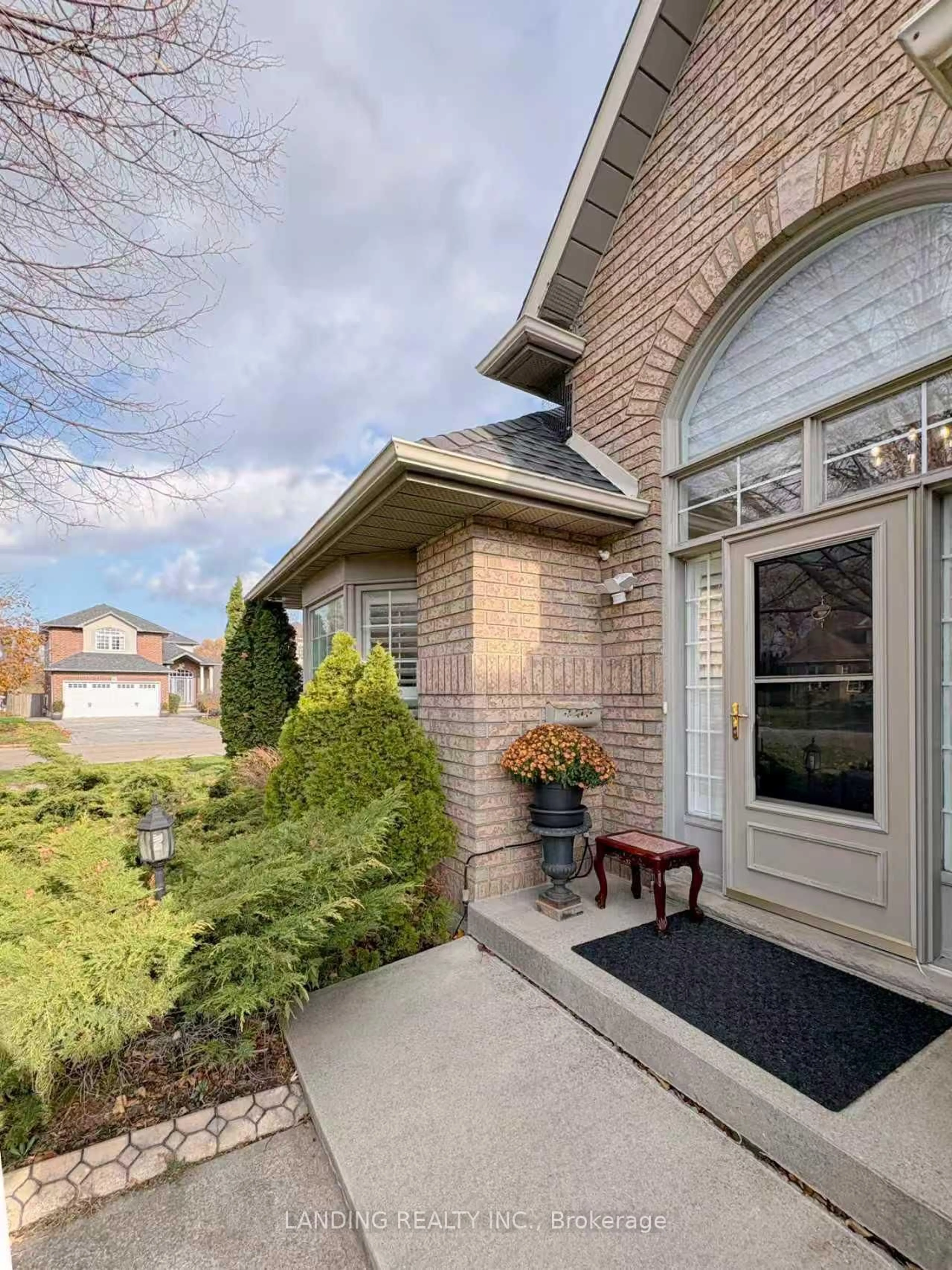 Home with brick exterior material, street for 32 RED HAVEN Dr, Grimsby Ontario L3M 5J7