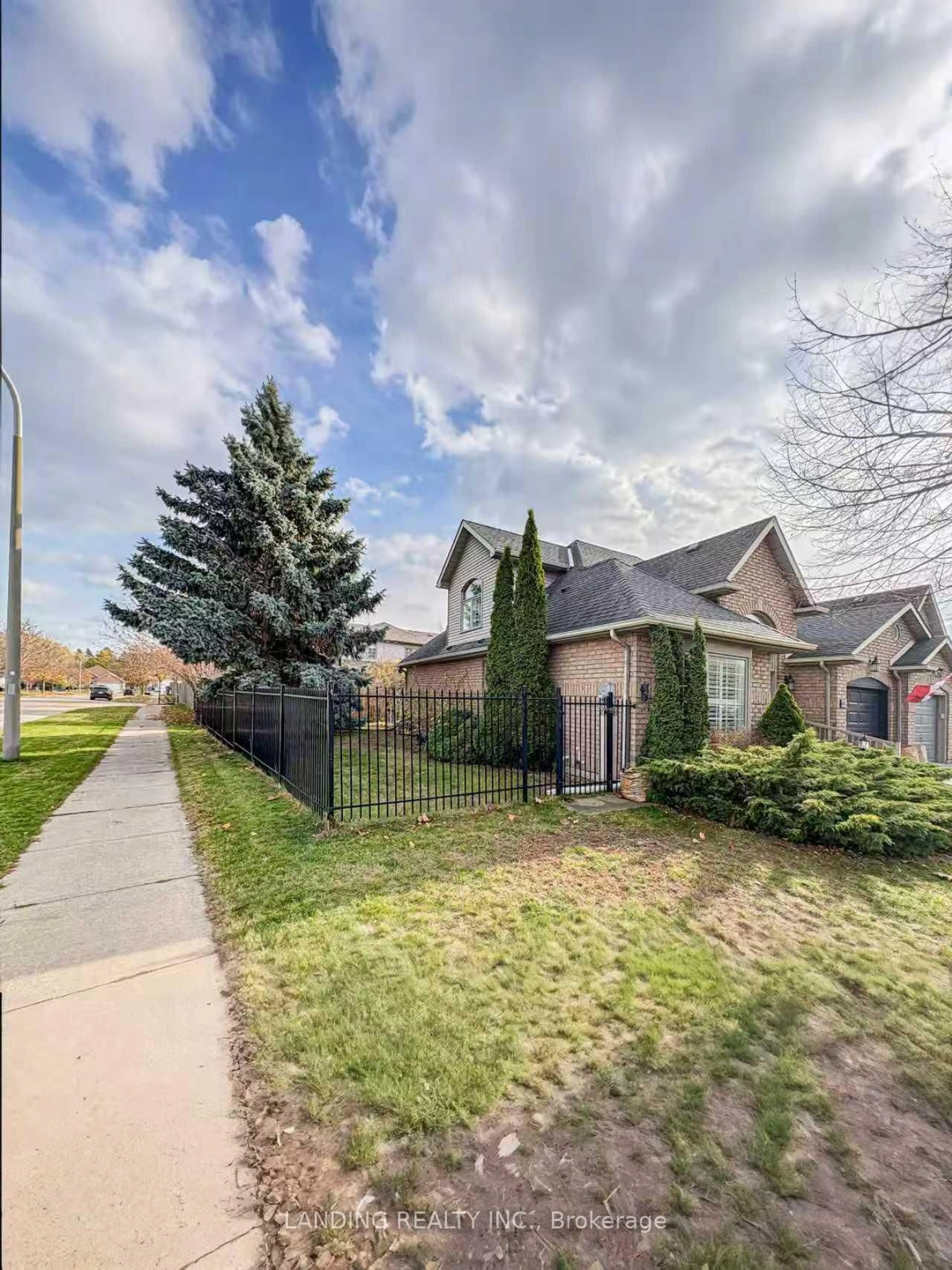 A pic from outside/outdoor area/front of a property/back of a property/a pic from drone, street for 32 RED HAVEN Dr, Grimsby Ontario L3M 5J7