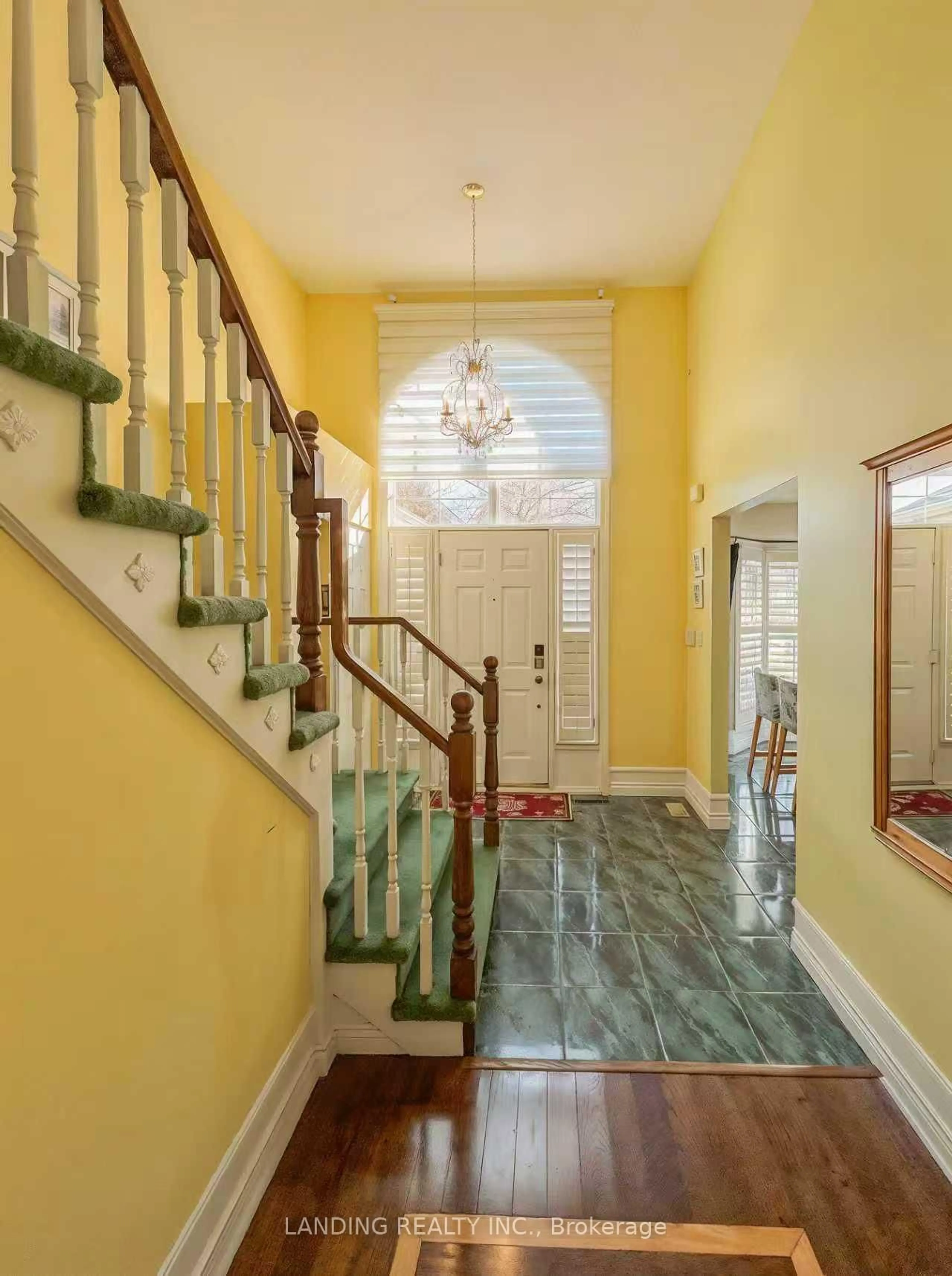 Indoor foyer for 32 RED HAVEN Dr, Grimsby Ontario L3M 5J7