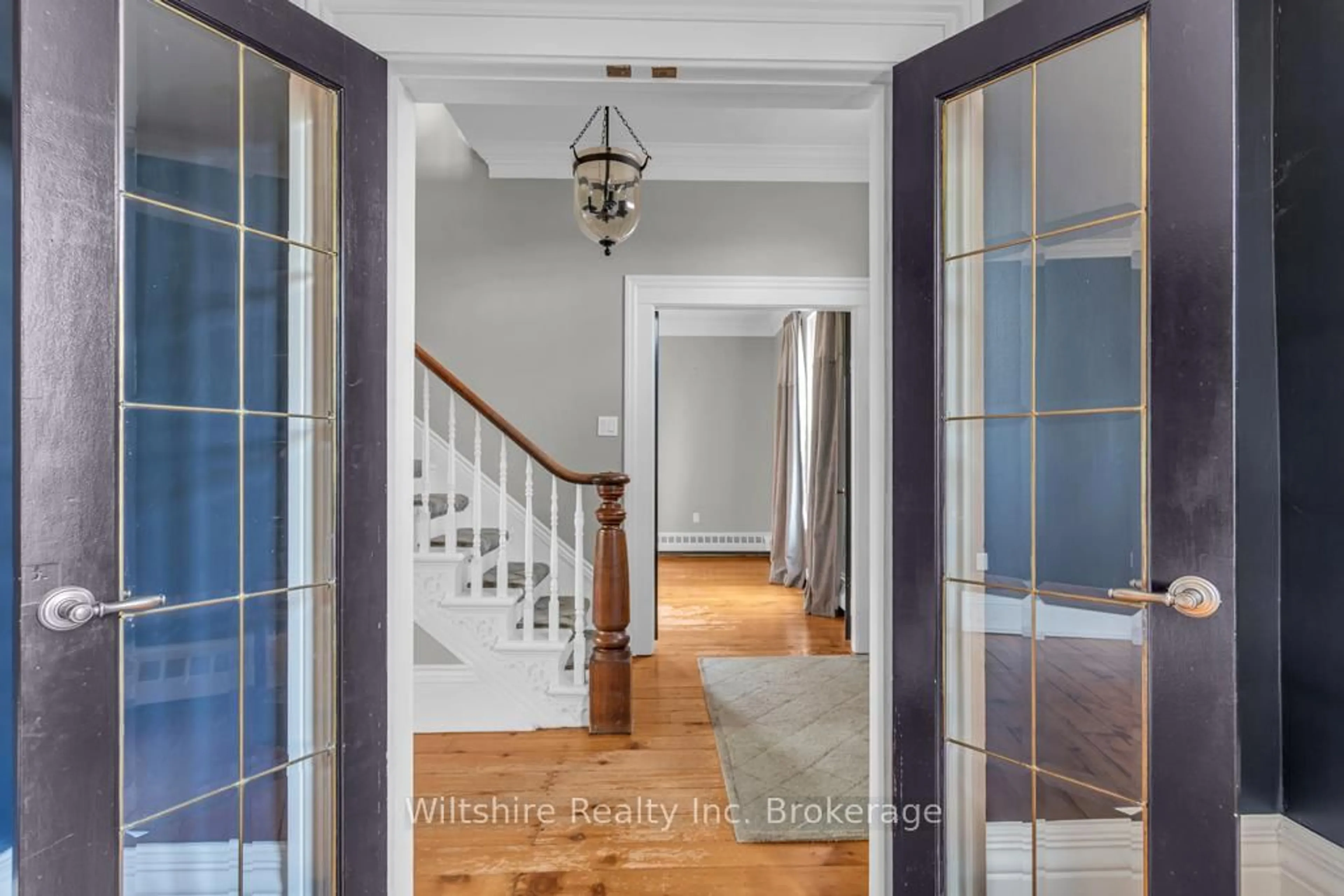 Indoor entryway for 64 South St, Aylmer Ontario N5H 1R1