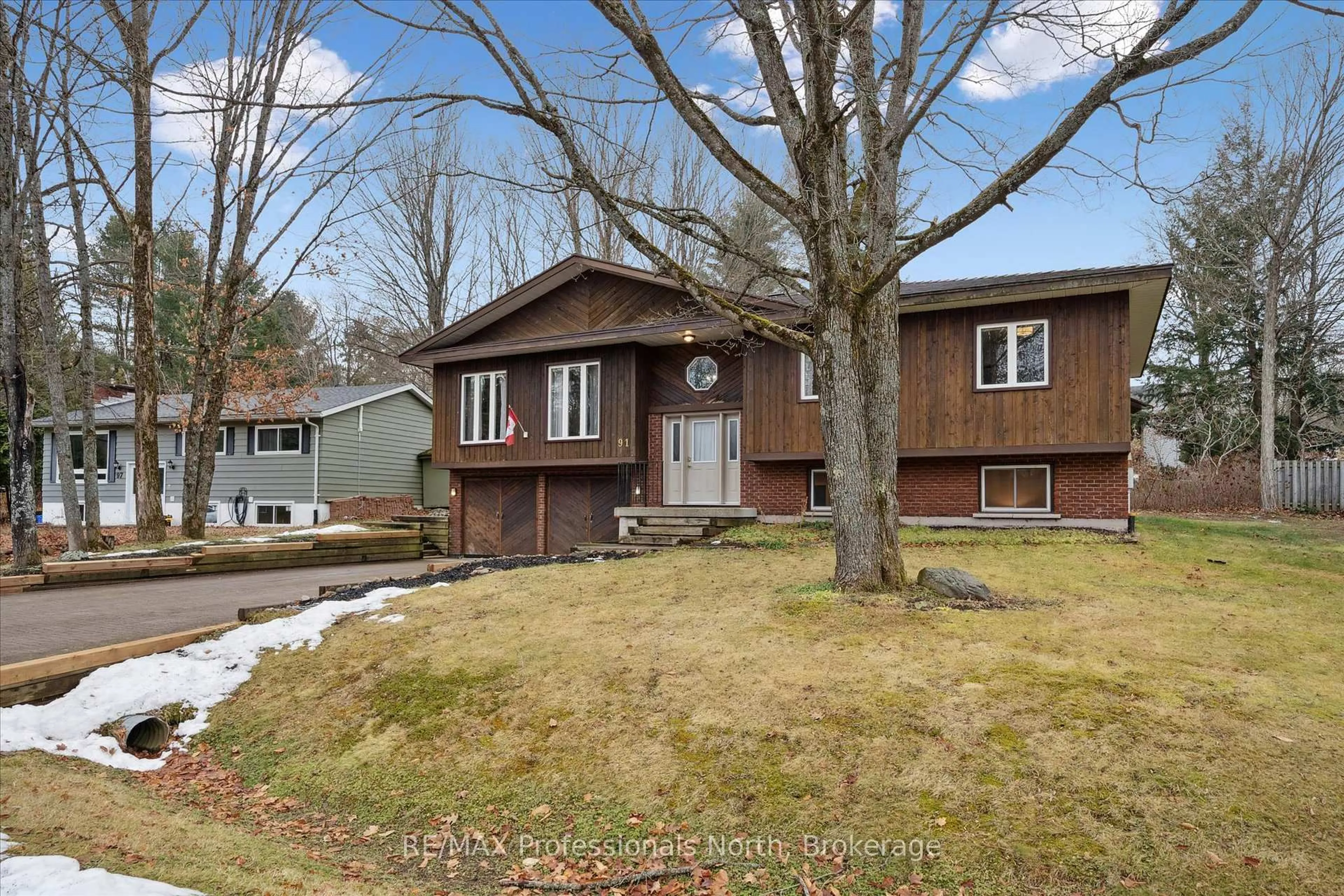 Home with vinyl exterior material, street for 91 Hubbel Cres, Huntsville Ontario P1H 1S6