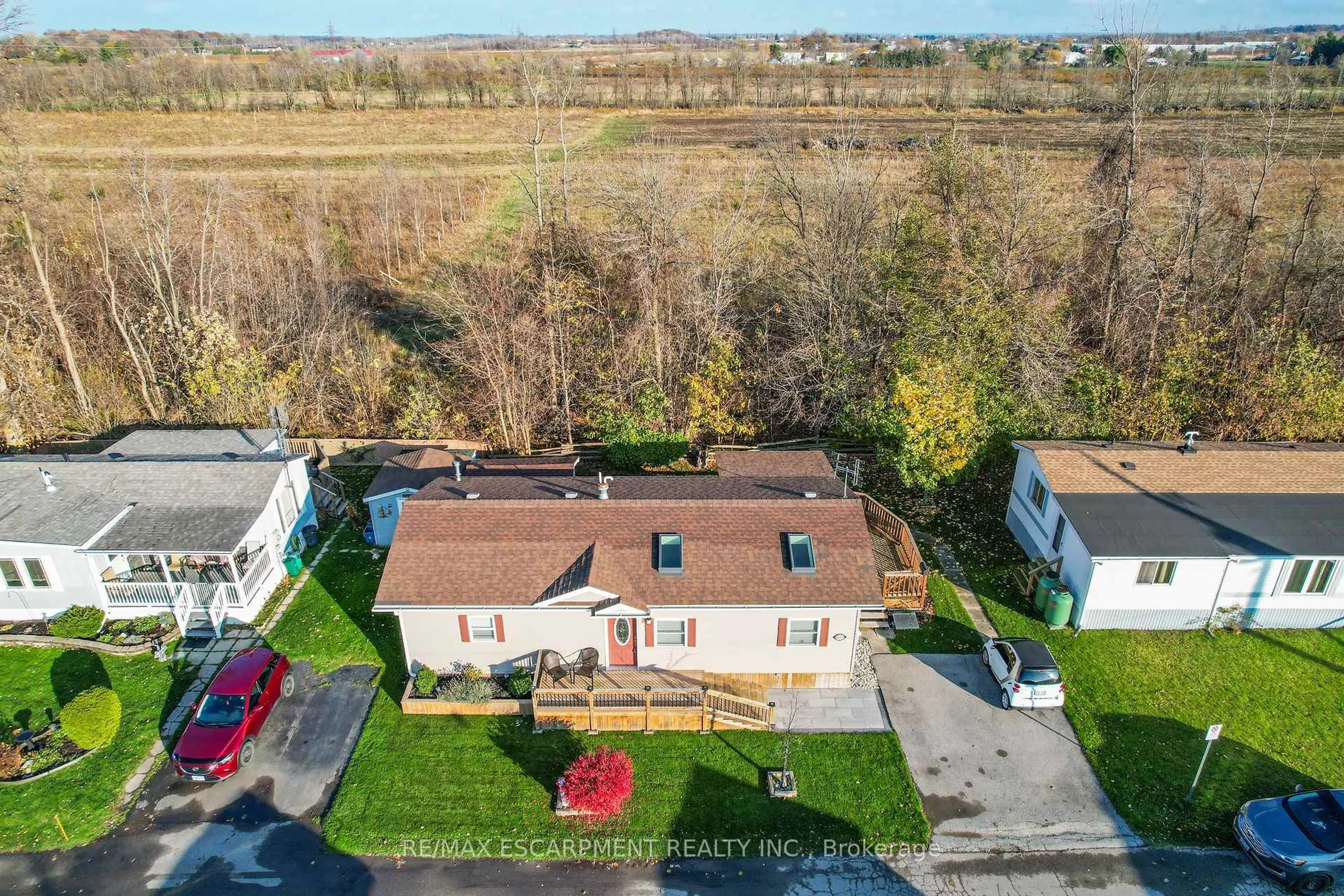 A pic from outside/outdoor area/front of a property/back of a property/a pic from drone, street for 4453 Timothy Lane, Lincoln Ontario L3J 0W1
