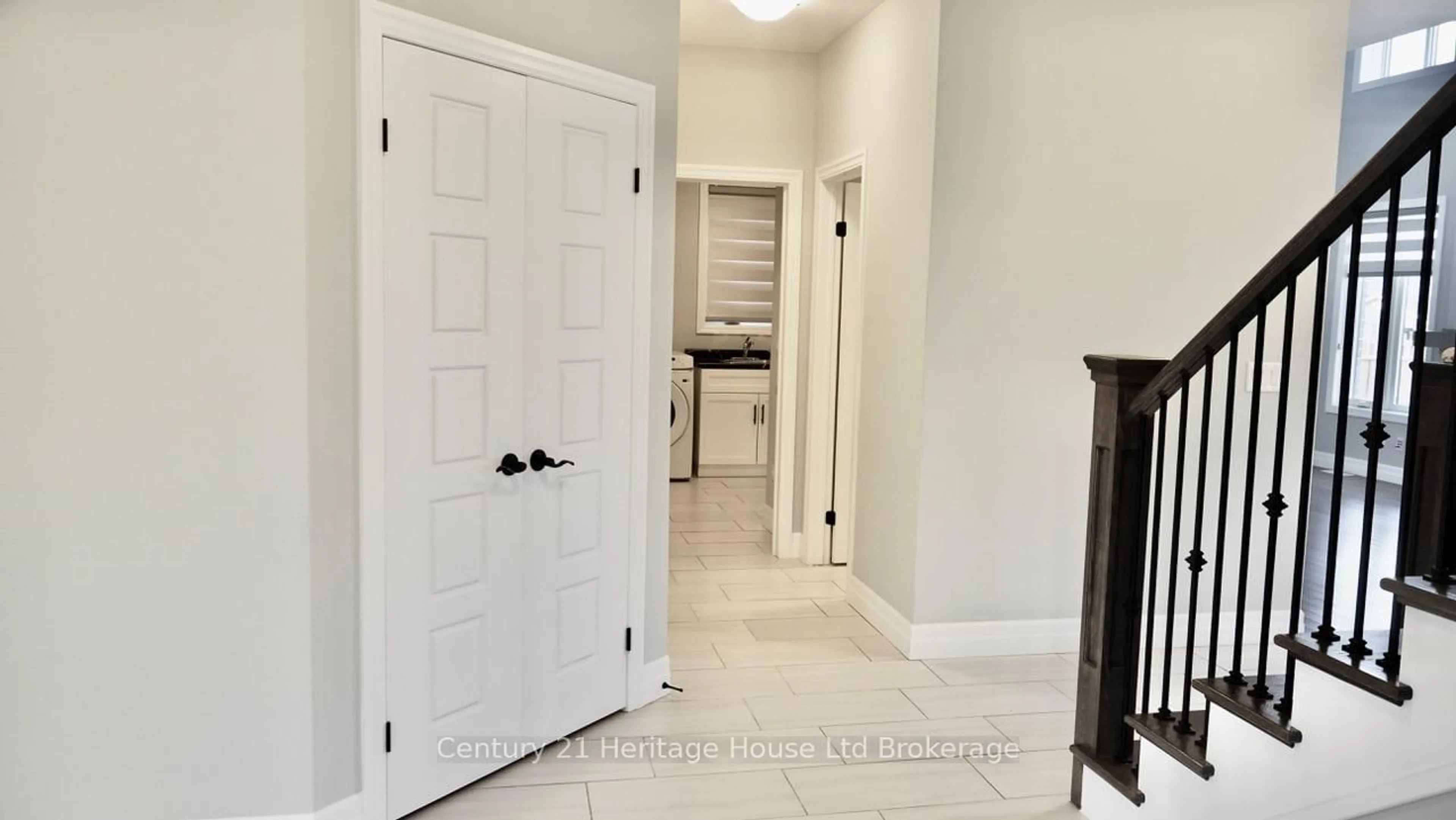 Indoor entryway for 8 Sycamore Dr, Tillsonburg Ontario N4G 5S3