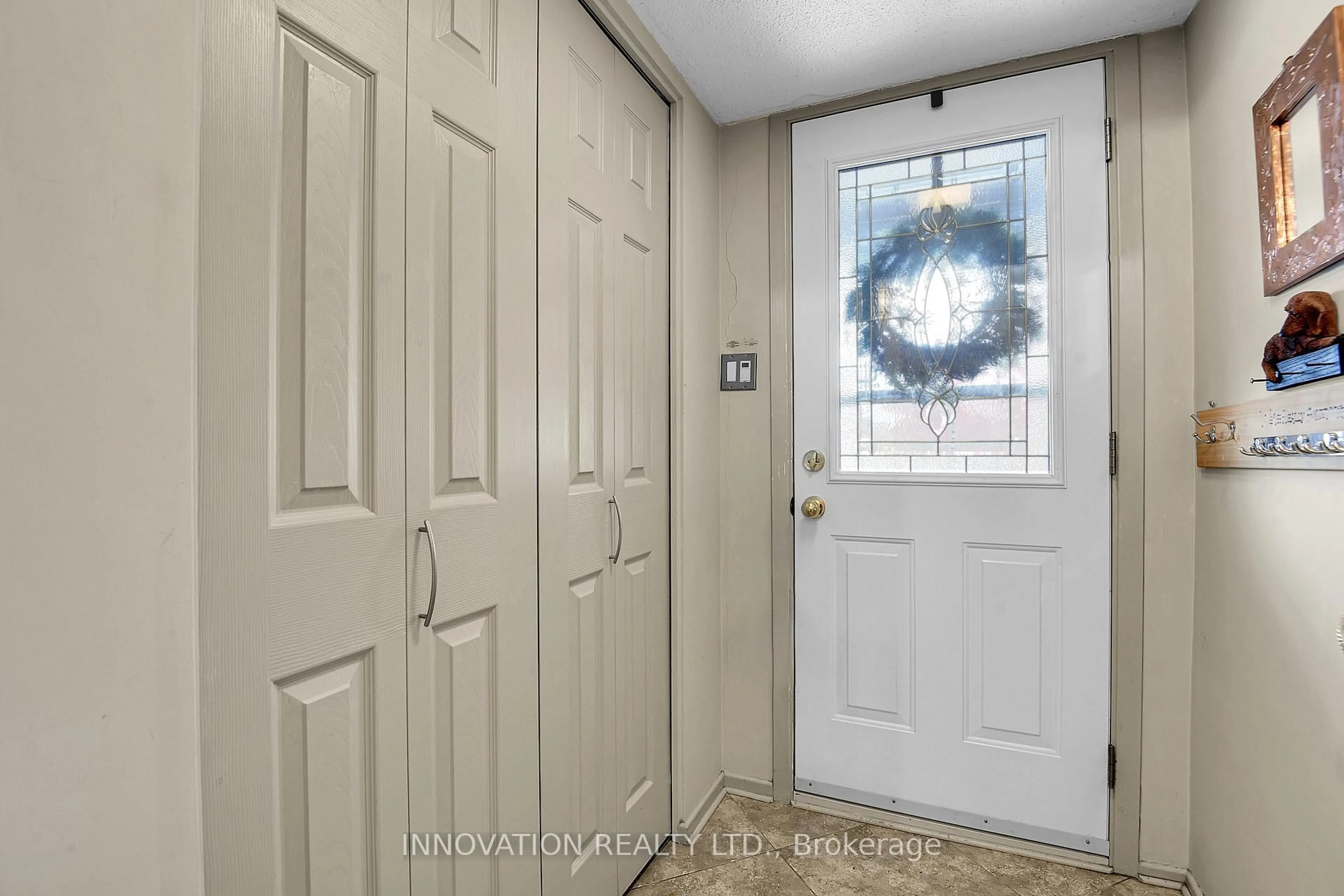 Indoor entryway for 152 Burnetts Grove Circ, Ottawa Ontario K2J 1S9