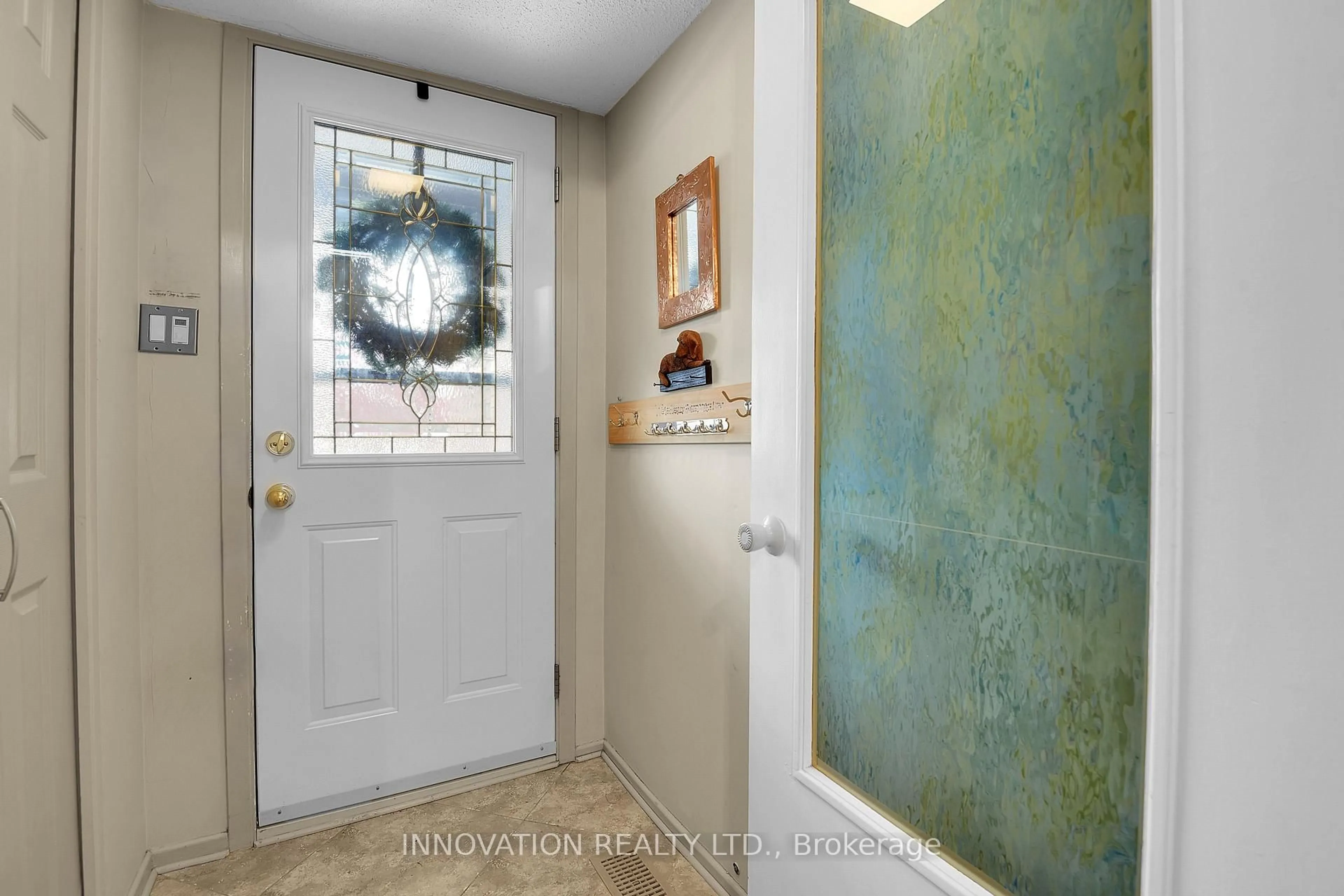 Indoor entryway for 152 Burnetts Grove Circ, Ottawa Ontario K2J 1S9