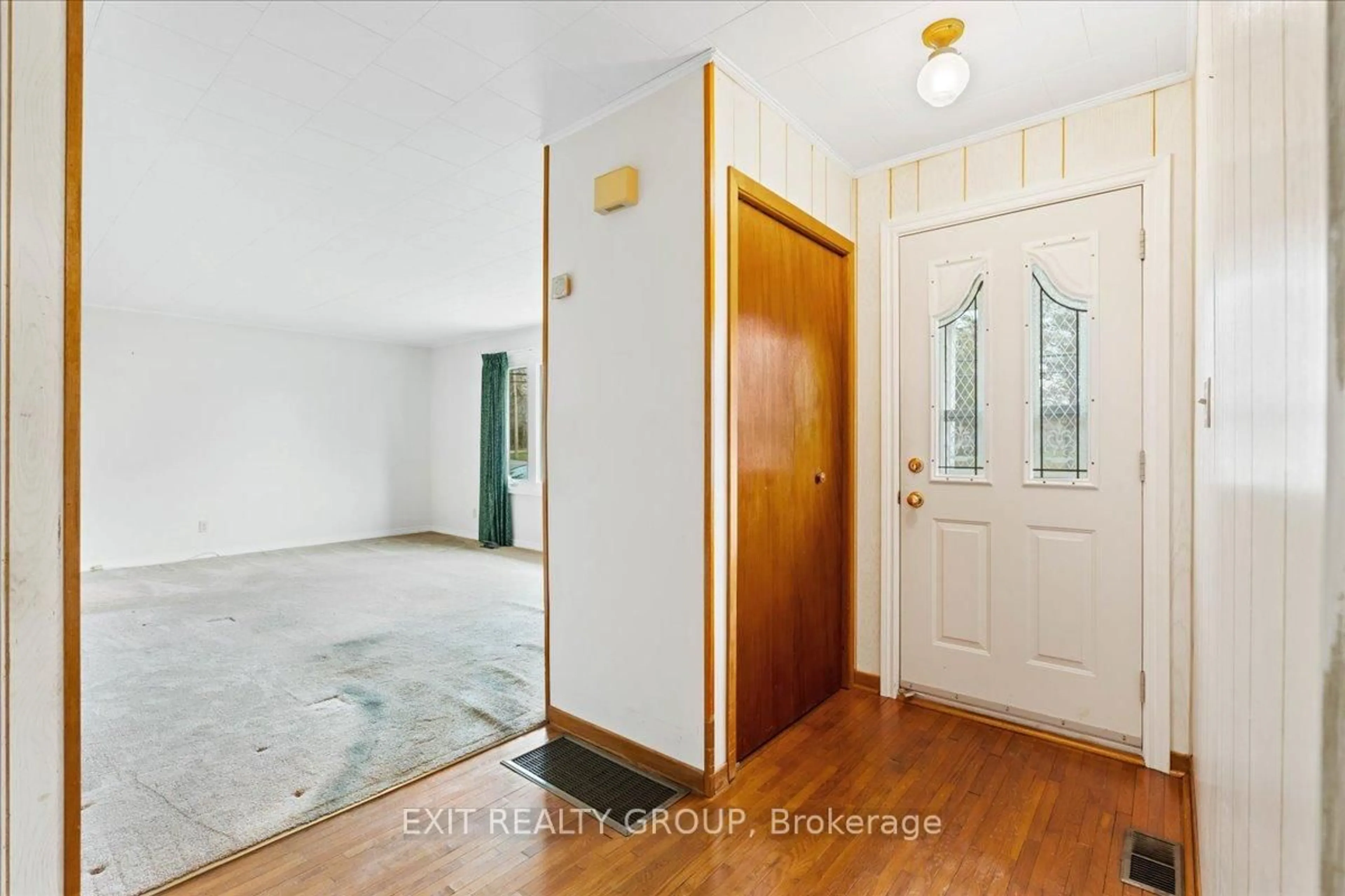 Indoor entryway for 165 North Trent St, Hastings Ontario K0K 2C0