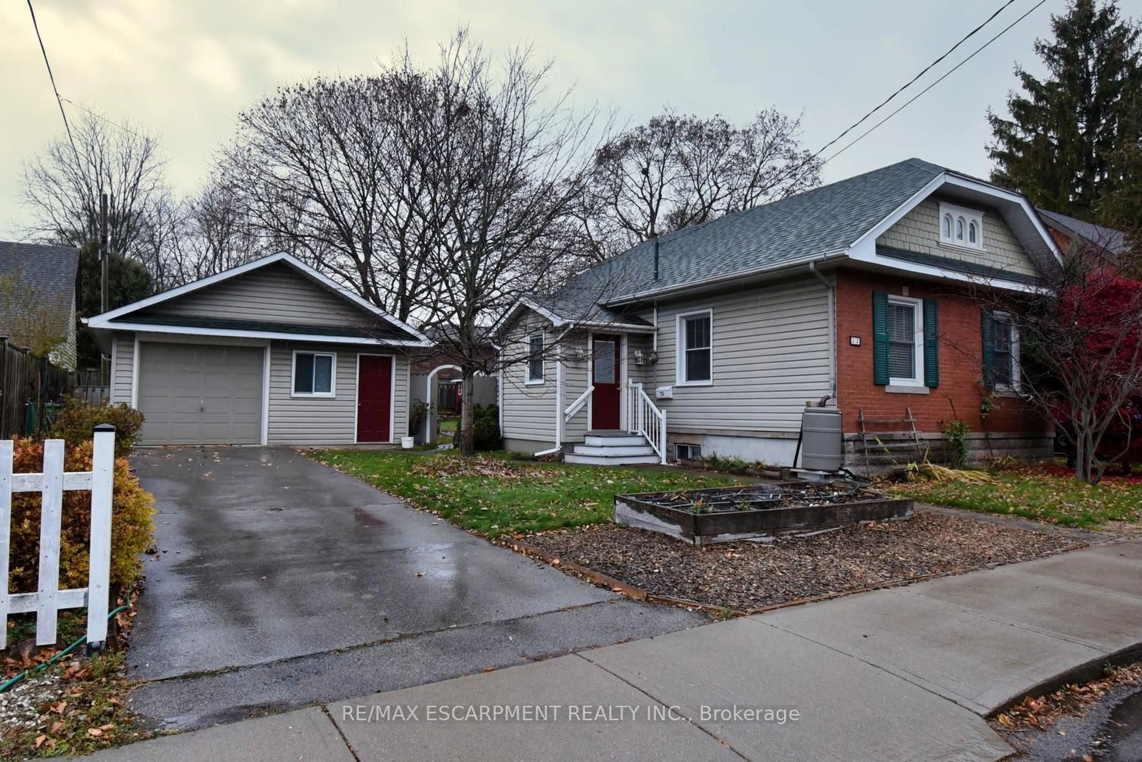 A pic from outside/outdoor area/front of a property/back of a property/a pic from drone, street for 32 Matilda St, Hamilton Ontario L9H 3C5