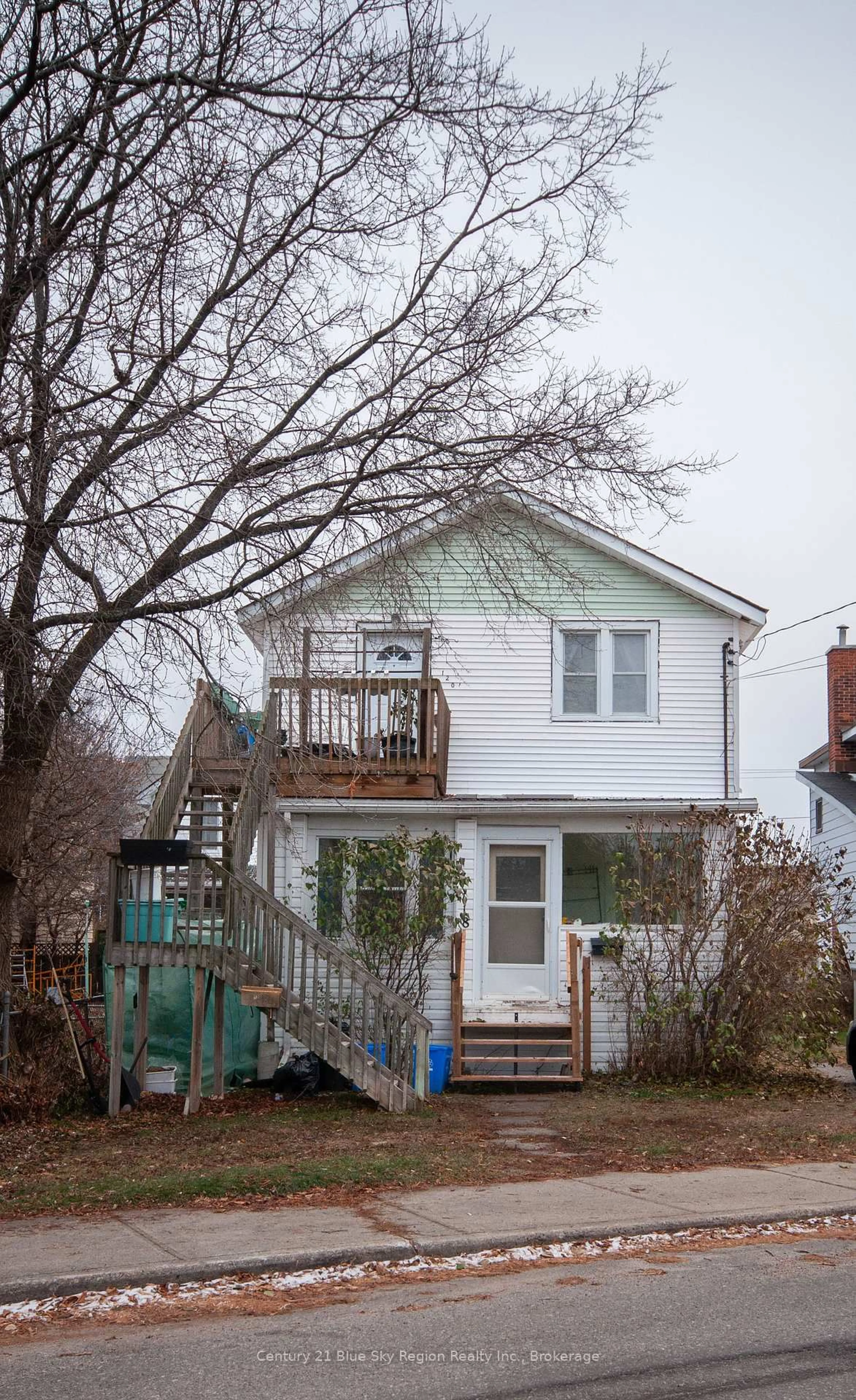 Home with vinyl exterior material, street for 118-120 SIXTH Ave, North Bay Ontario P1B 3P2