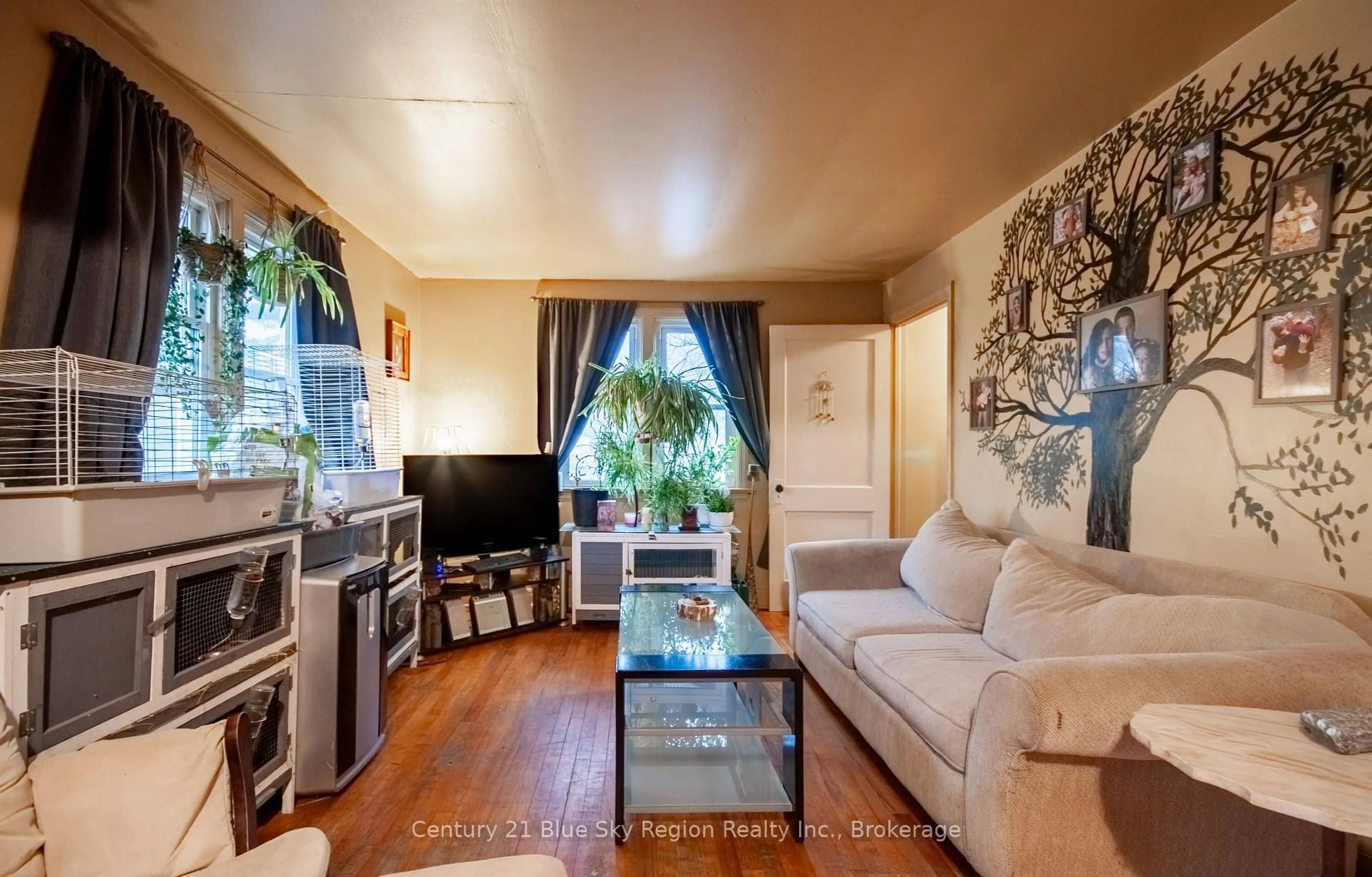 Living room with furniture, unknown for 118-120 SIXTH Ave, North Bay Ontario P1B 3P2