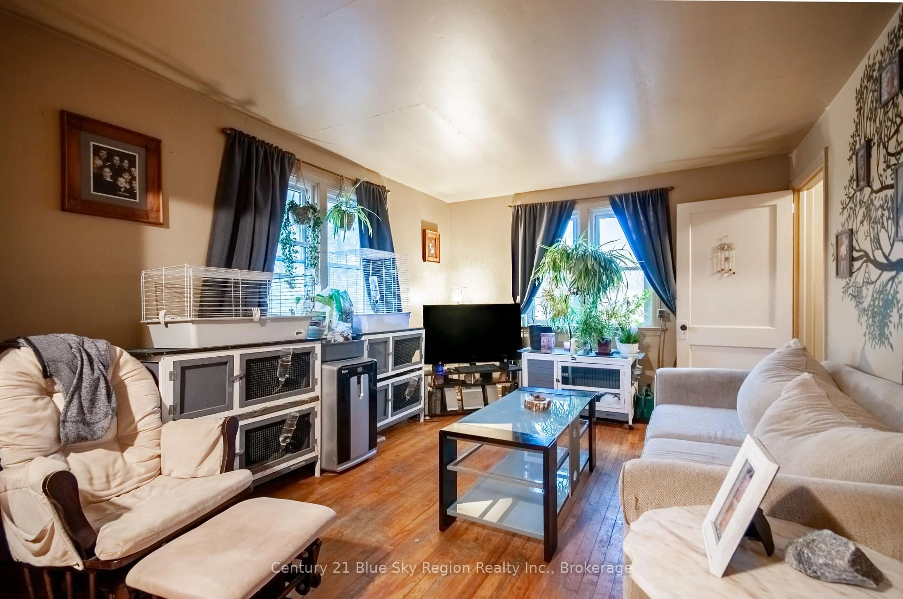 Living room with furniture, unknown for 118-120 SIXTH Ave, North Bay Ontario P1B 3P2