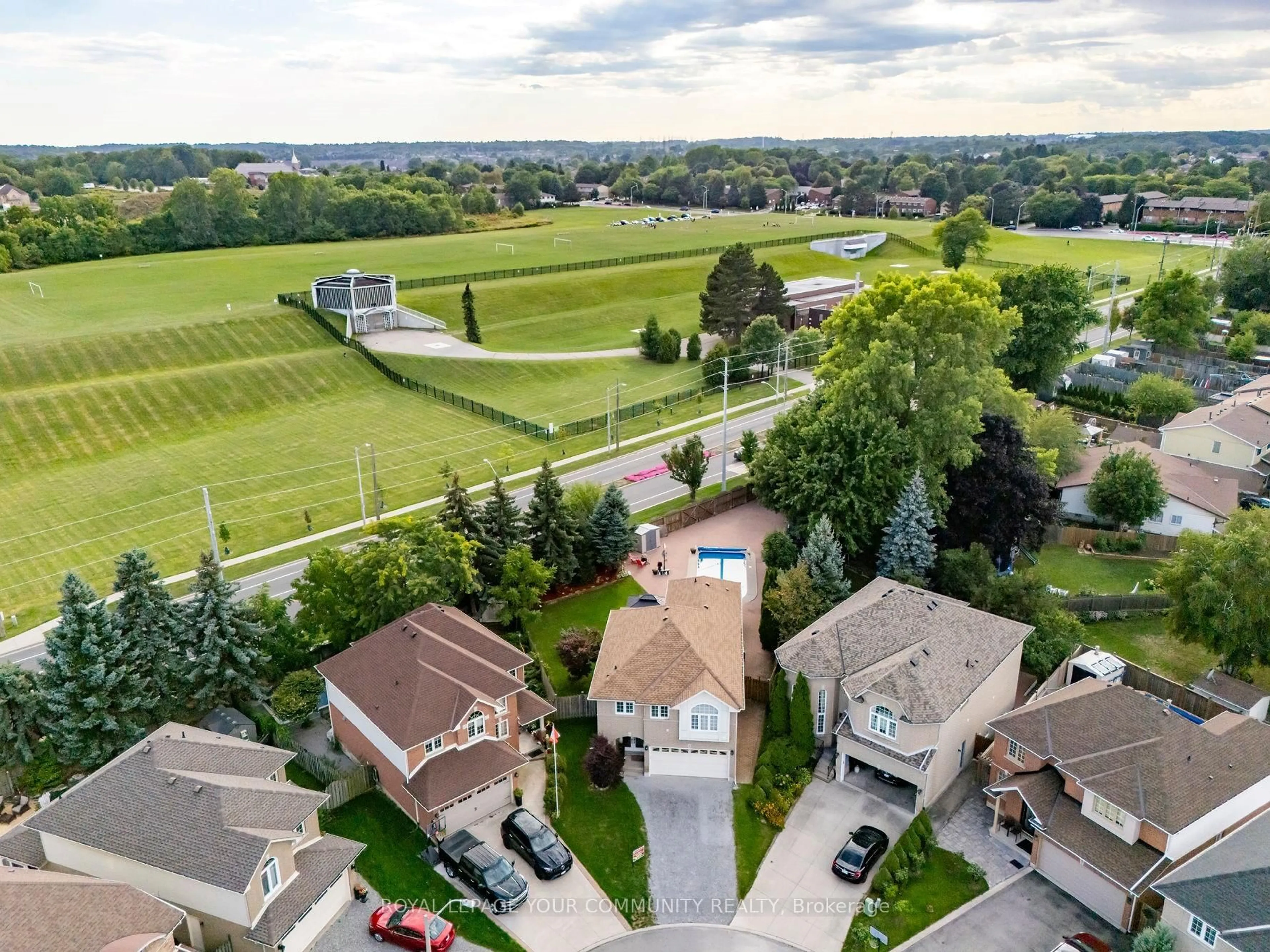 A pic from outside/outdoor area/front of a property/back of a property/a pic from drone, unknown for 3 Nature Crt, Hamilton Ontario L9C 7T5