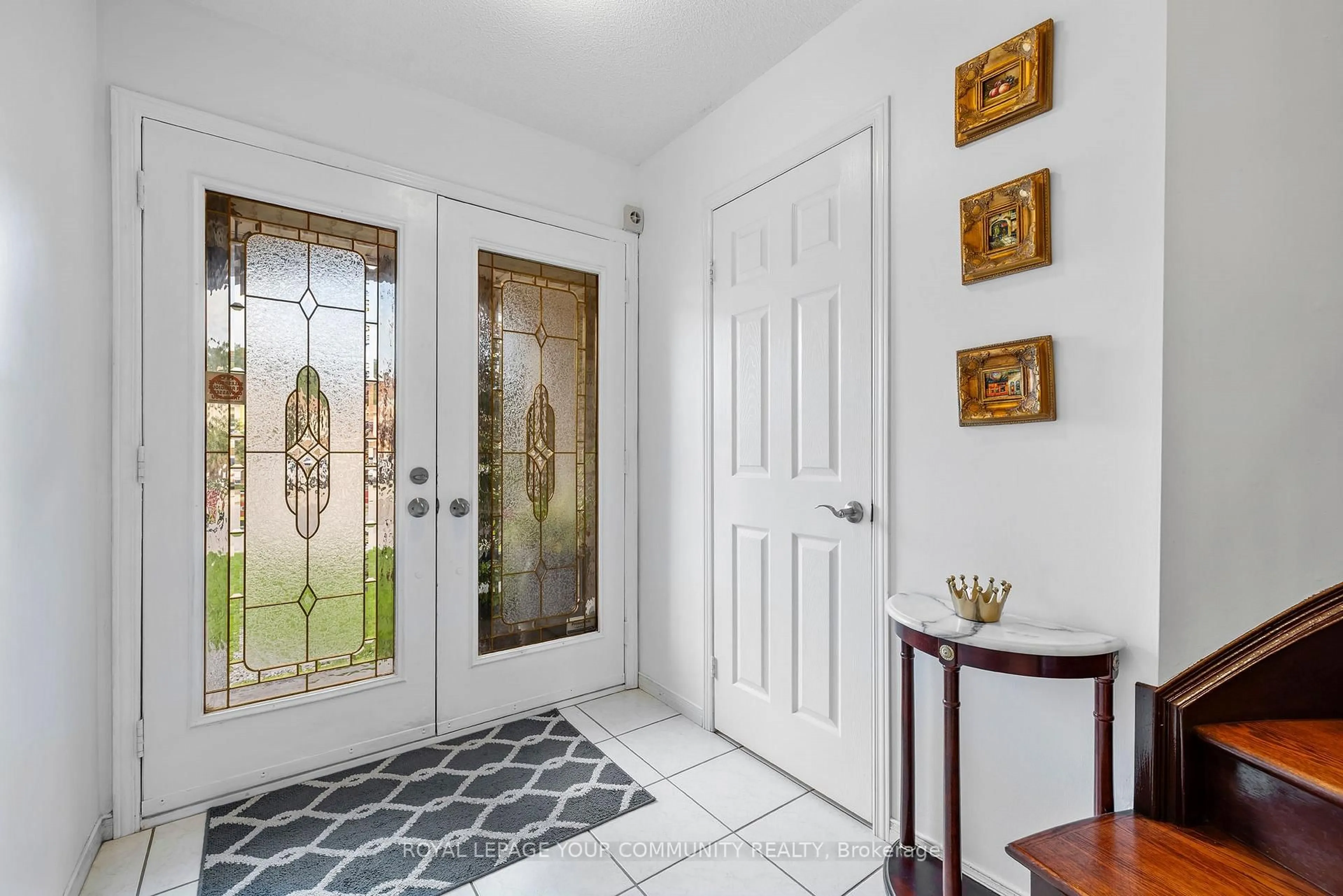 Indoor entryway for 3 Nature Crt, Hamilton Ontario L9C 7T5