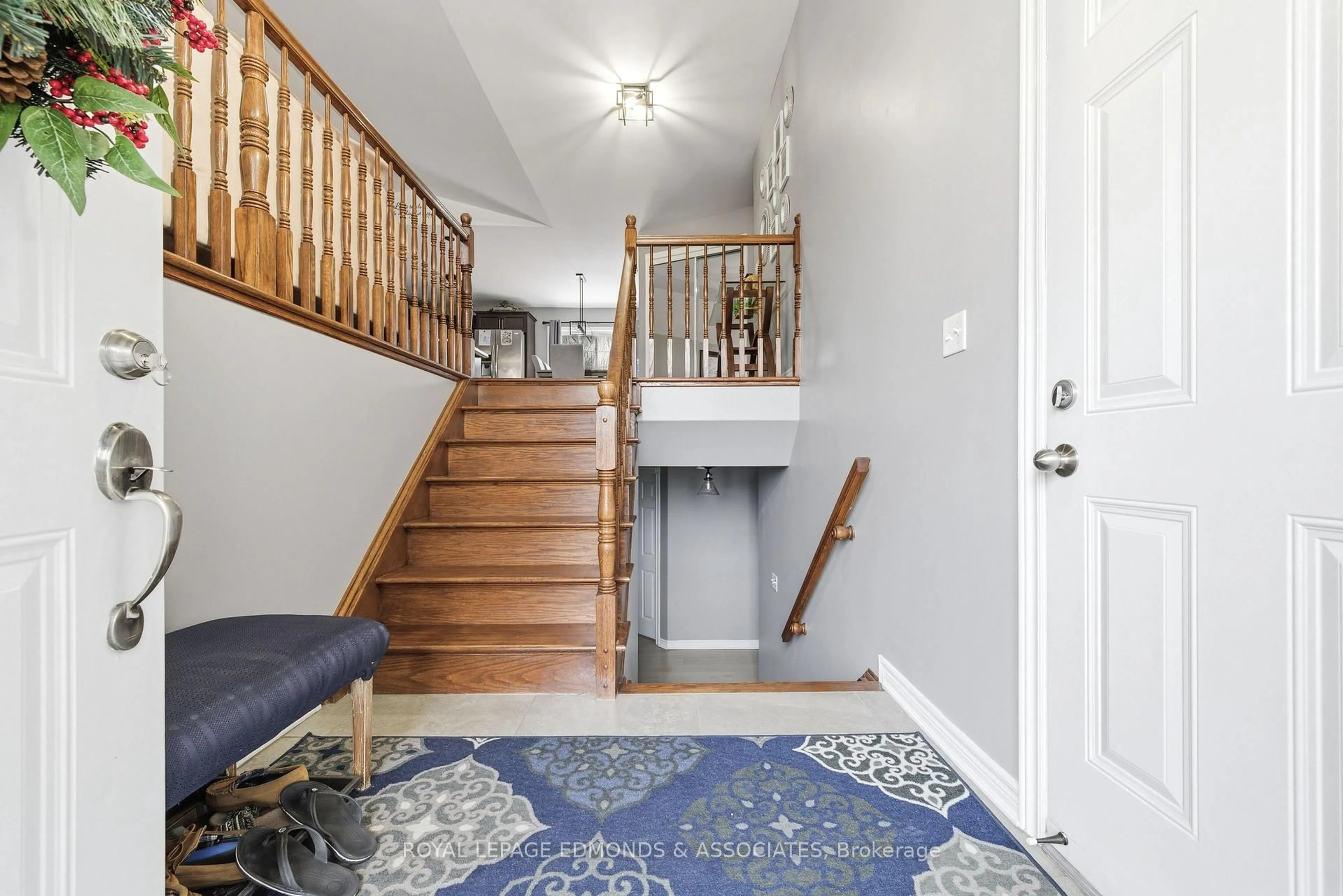 Indoor entryway for 655 Fairview Ave, Pembroke Ontario K8A 8N4