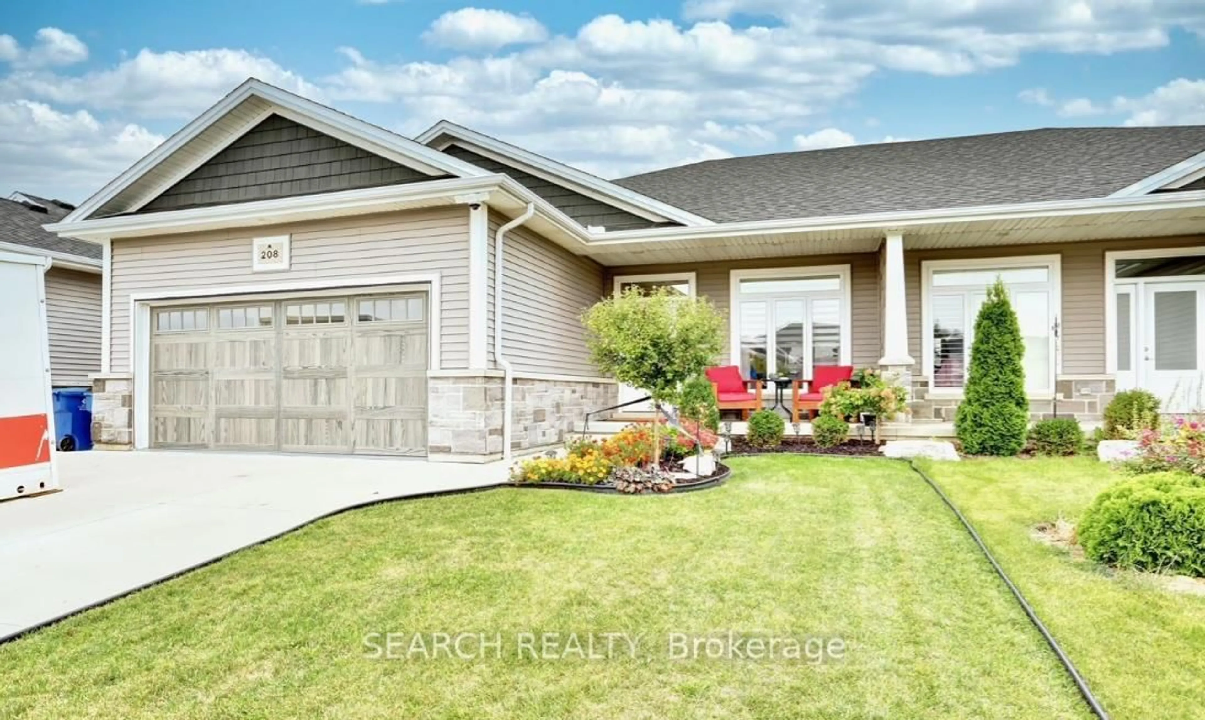 Home with vinyl exterior material, street for 208 Summerset Pl, Chatham-Kent Ontario N7L 0G4