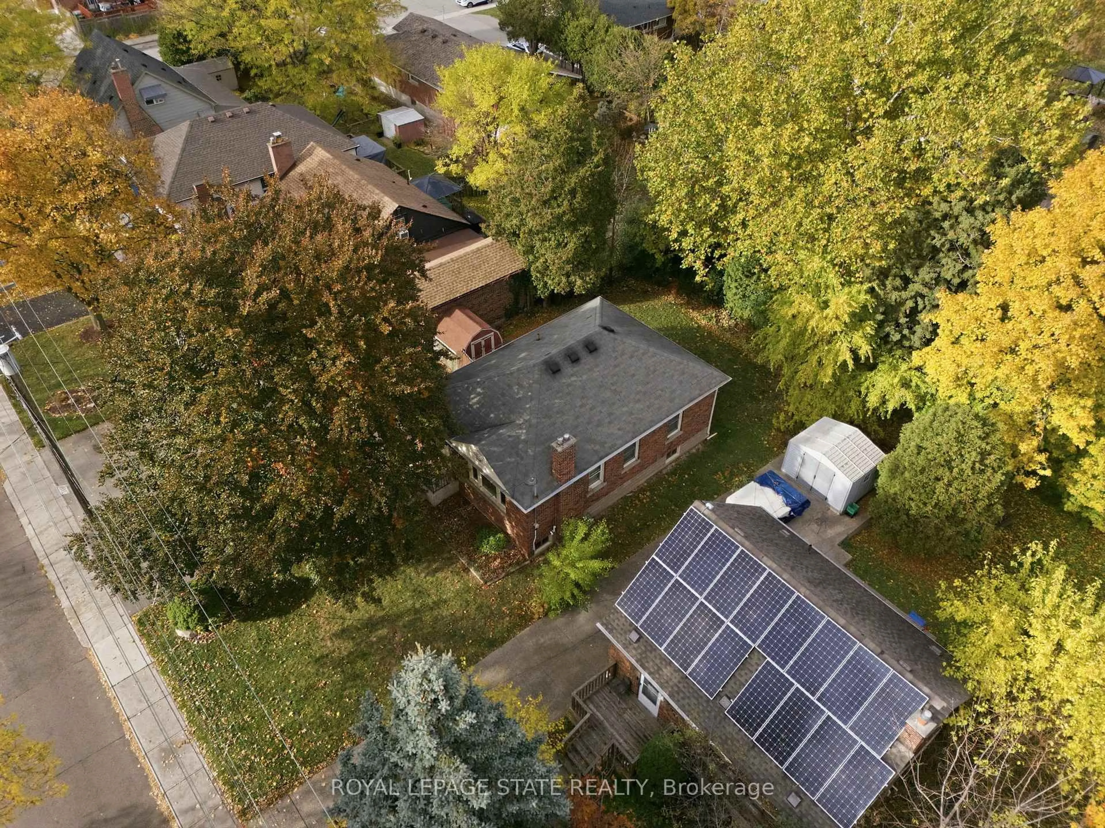 A pic from outside/outdoor area/front of a property/back of a property/a pic from drone, street for 298 Sanatorium Rd, Hamilton Ontario L9C 2A2