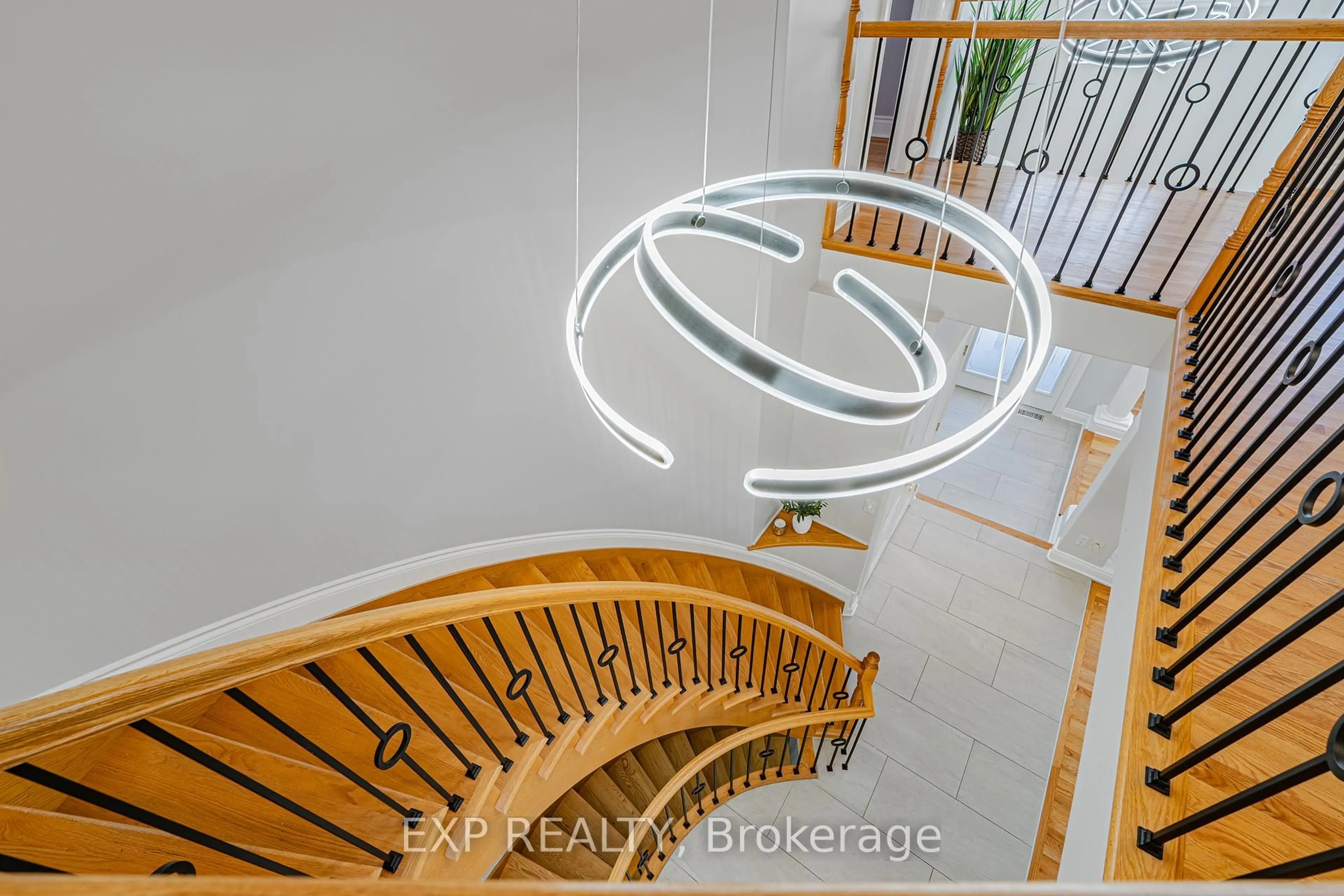 Indoor foyer for 11 WELLSMERE Crt, Ottawa Ontario K2E 8C2