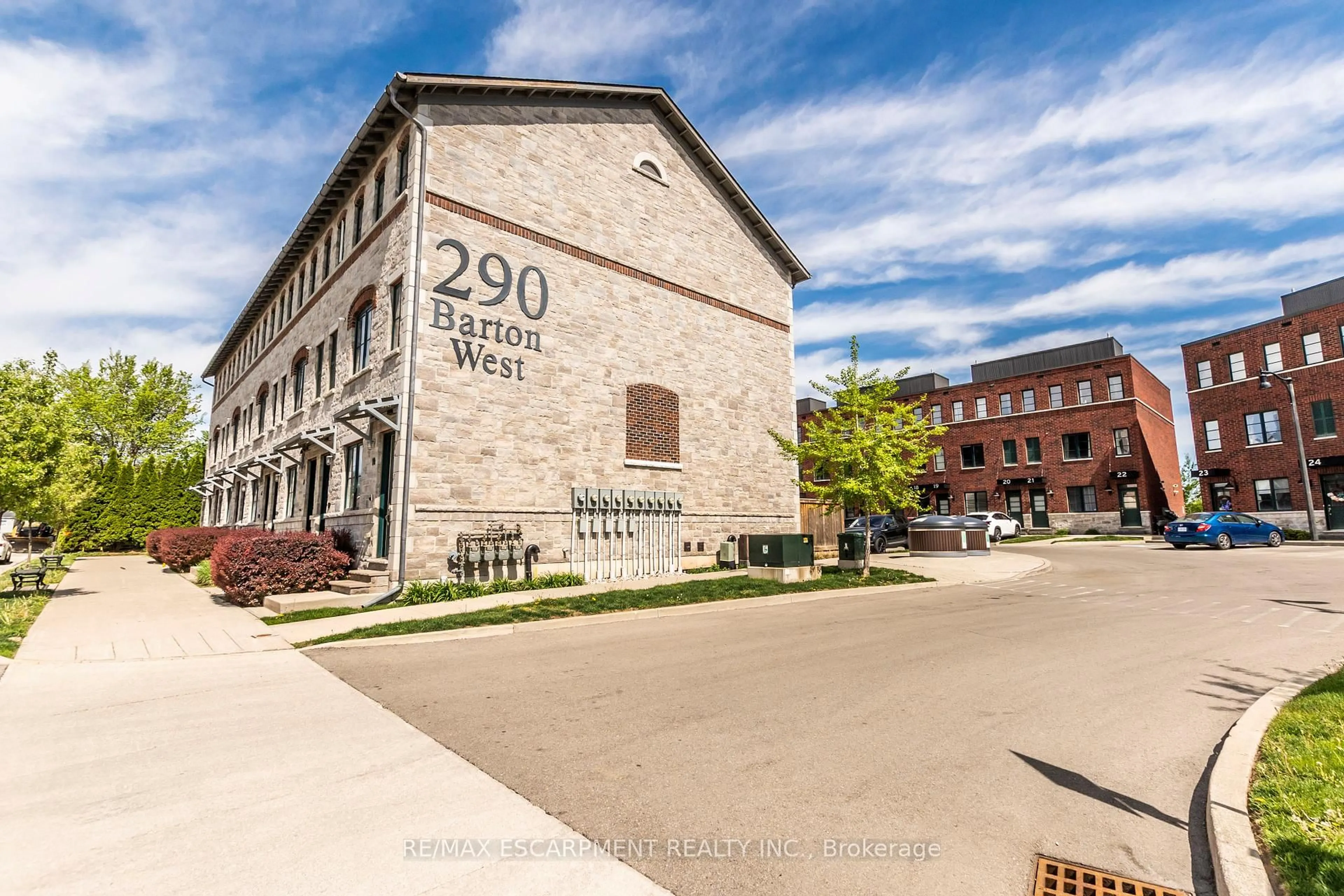 Patio, building for 290 Barton St #17, Hamilton Ontario L8R 3P3