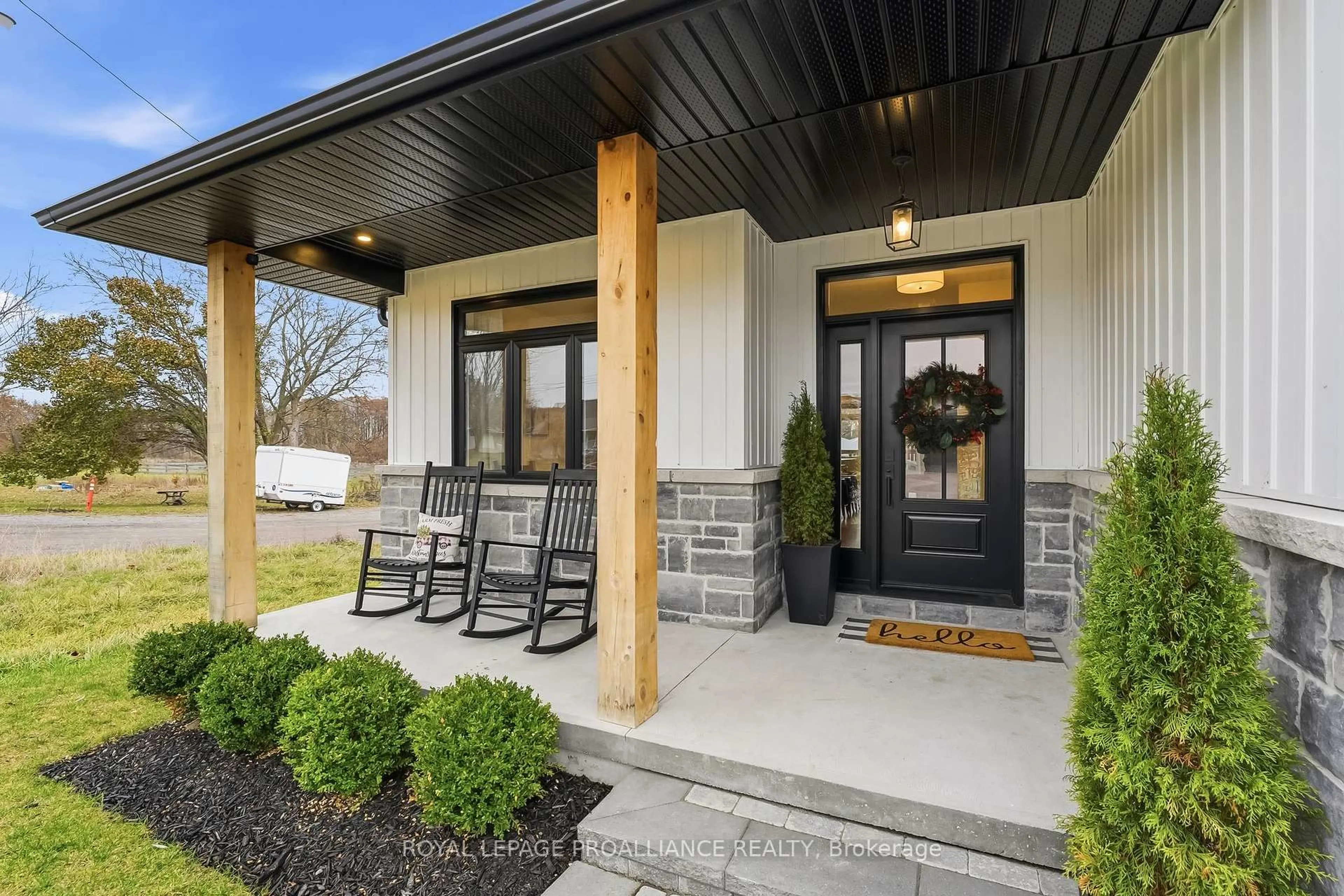 Indoor entryway for 5 Hillcrest Dr, Ingleside Ontario K8V 5P4