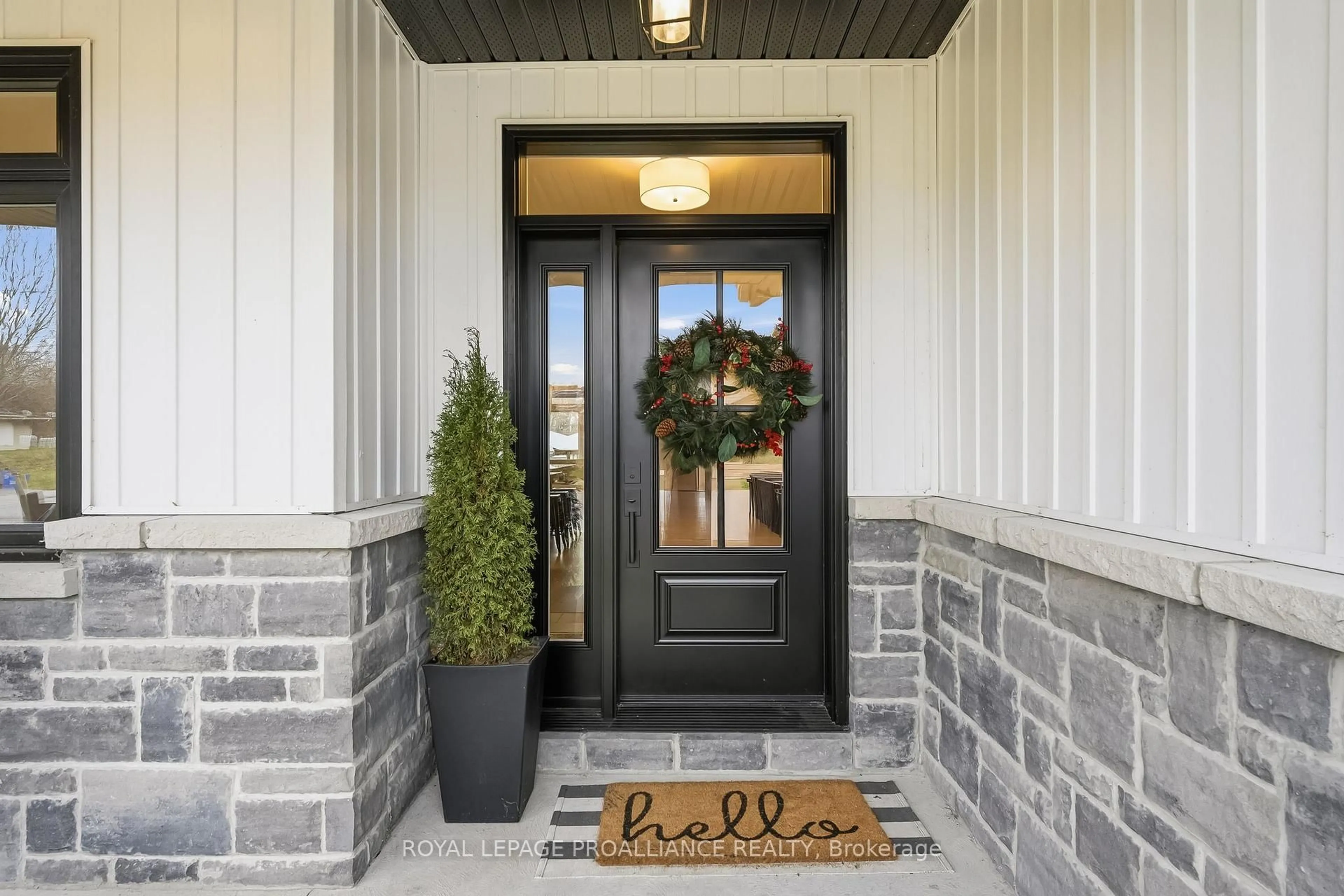 Indoor entryway for 5 Hillcrest Dr, Ingleside Ontario K8V 5P4