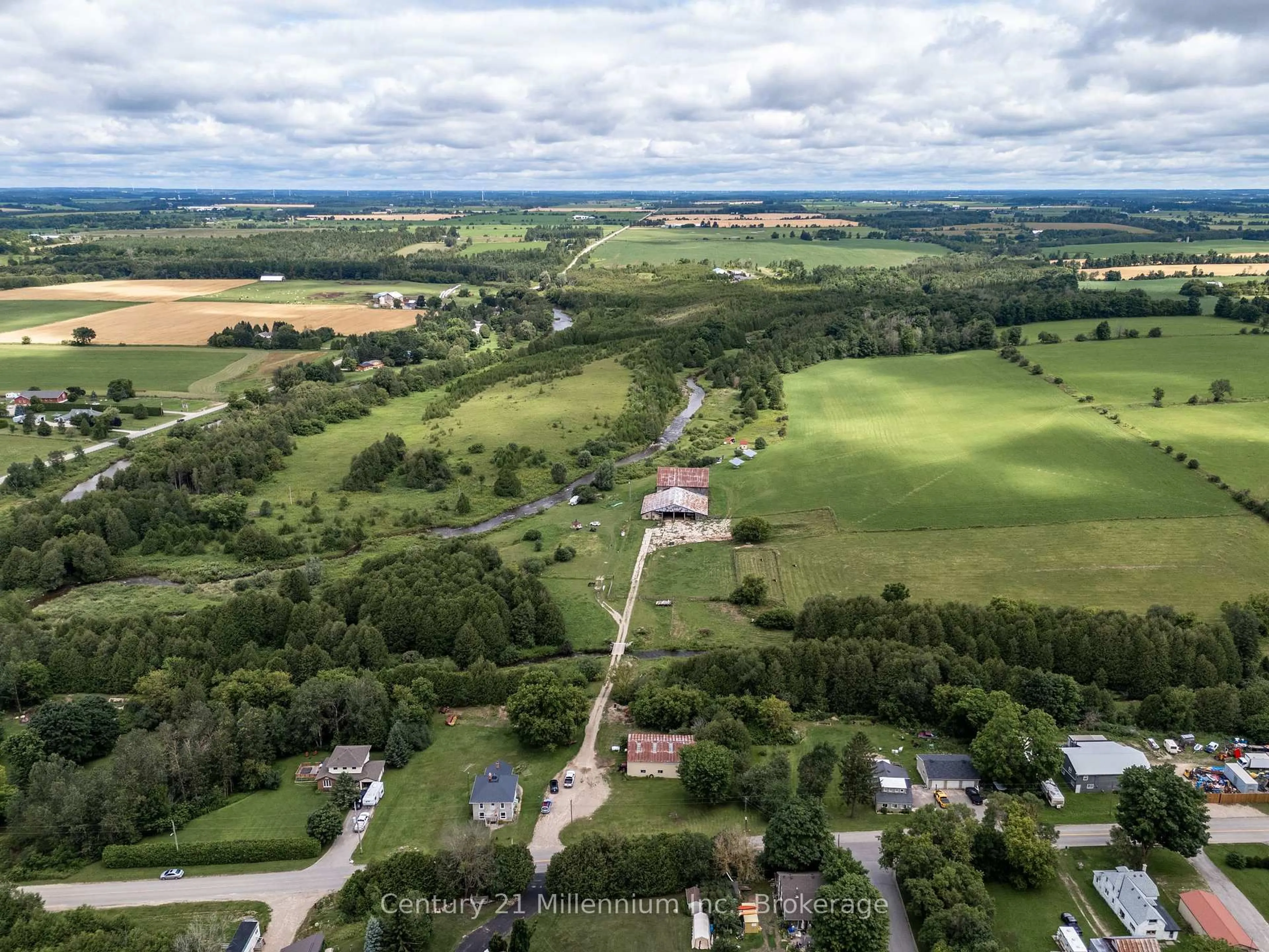 A pic from outside/outdoor area/front of a property/back of a property/a pic from drone, unknown for 21 STATION St, Amaranth Ontario L9W 0V2