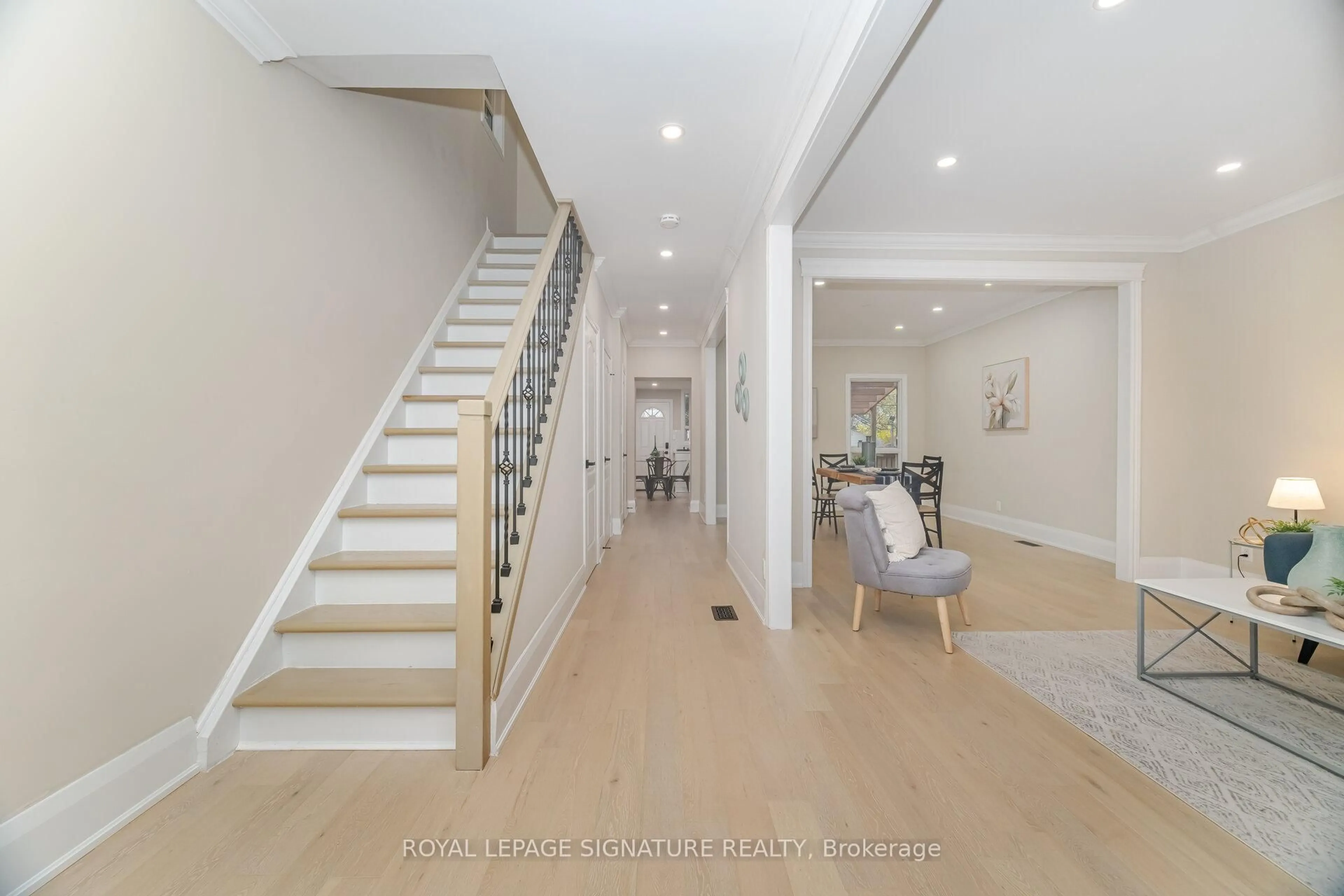 Indoor foyer for 98 Birch Ave, Hamilton Ontario L8L 6H7