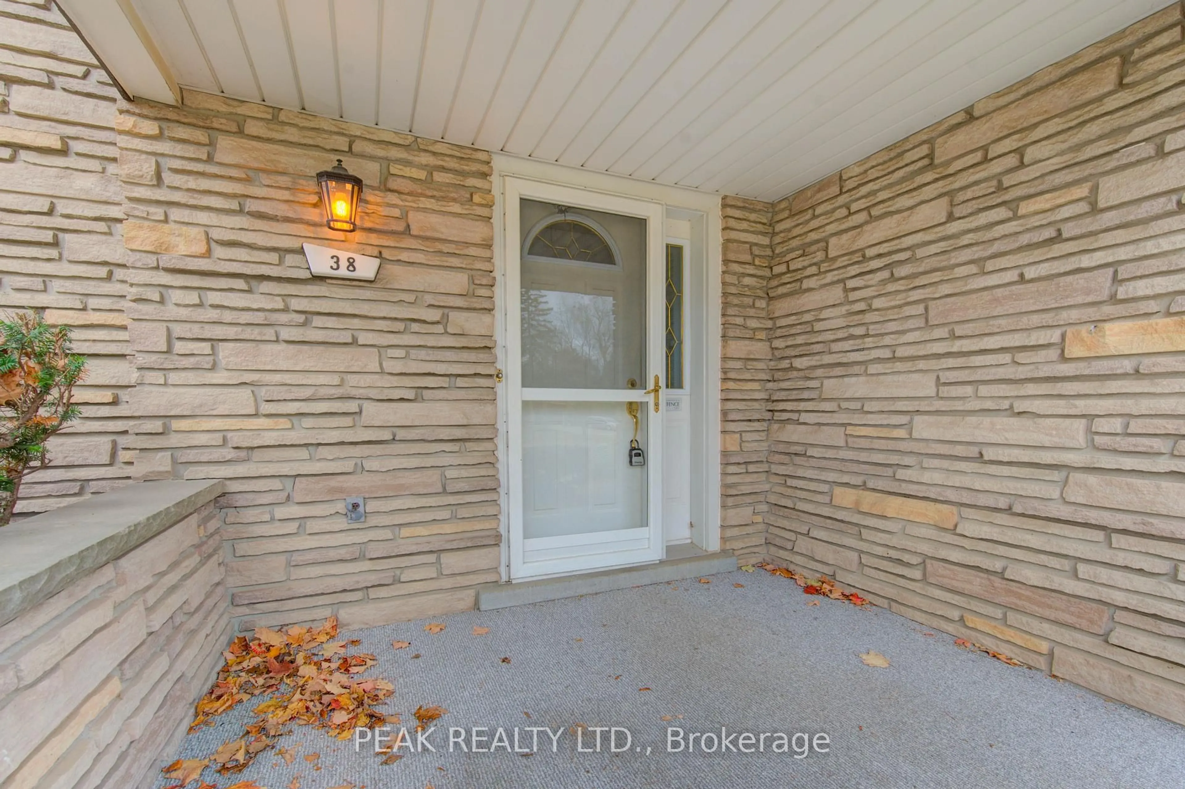 Indoor entryway for 38 Glenwood Dr, Kitchener Ontario N2A 1H7