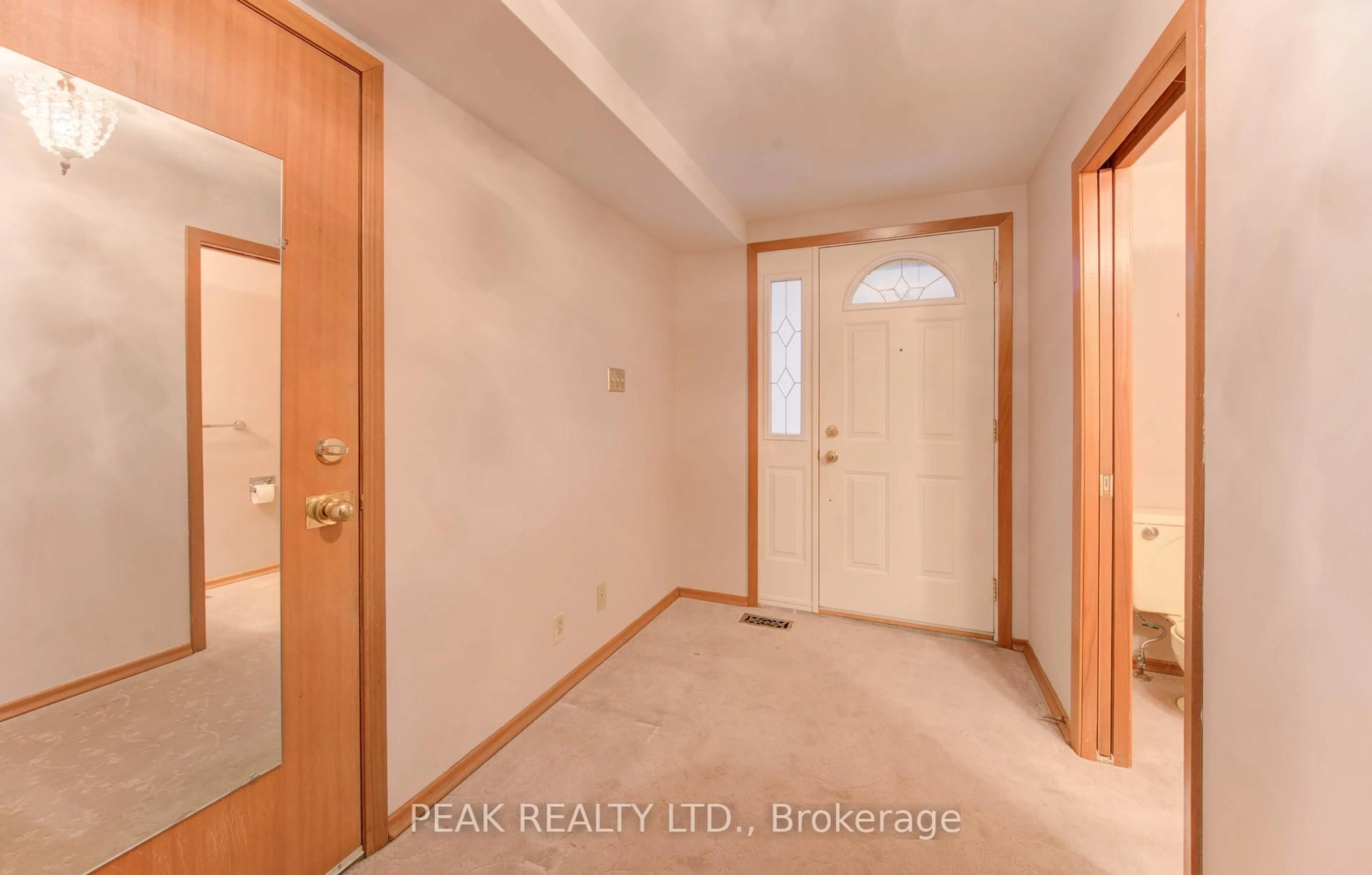 Indoor entryway for 38 Glenwood Dr, Kitchener Ontario N2A 1H7