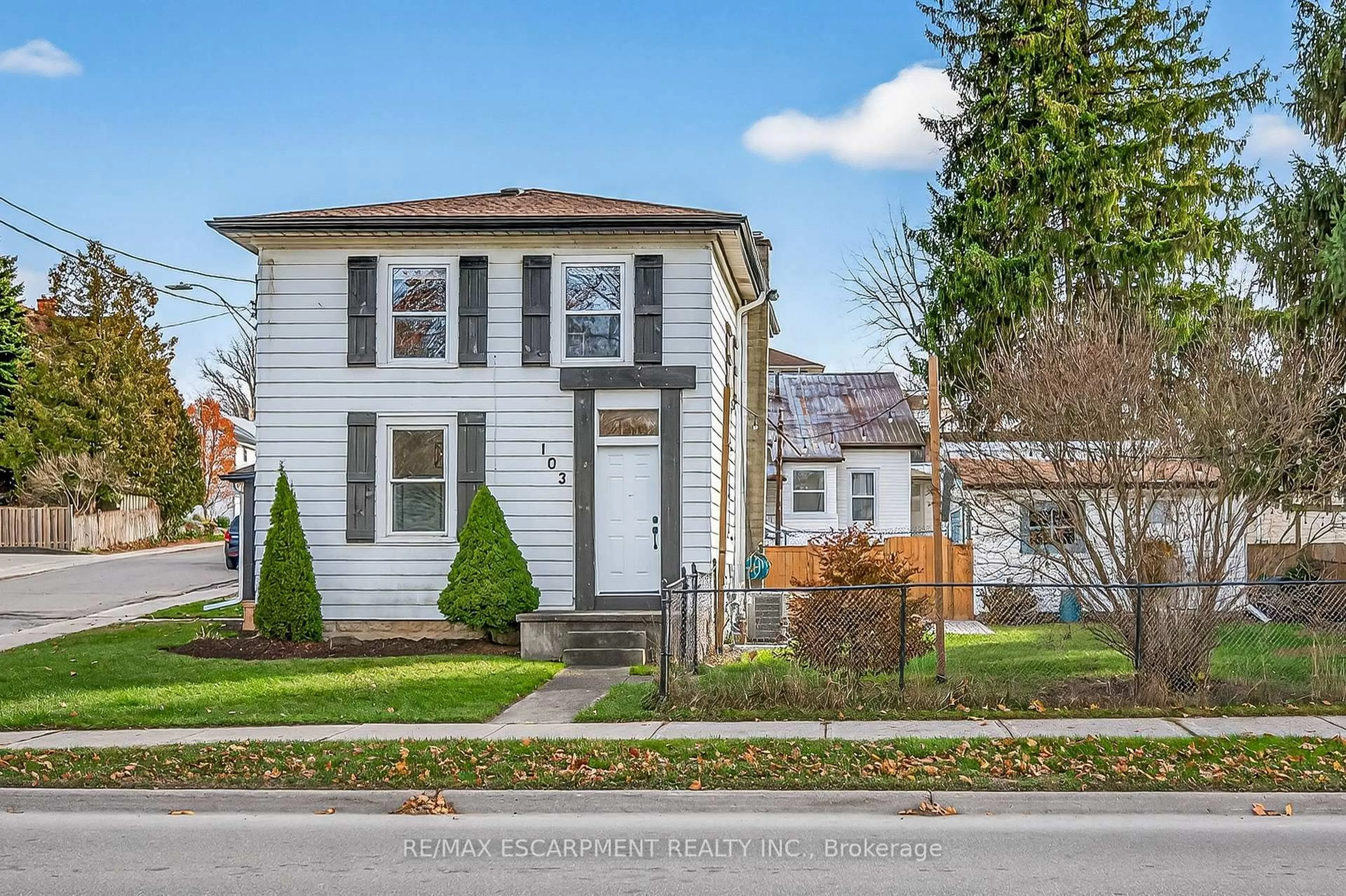 Home with vinyl exterior material, street for 103 Charles St, Ingersoll Ontario N5C 2L9