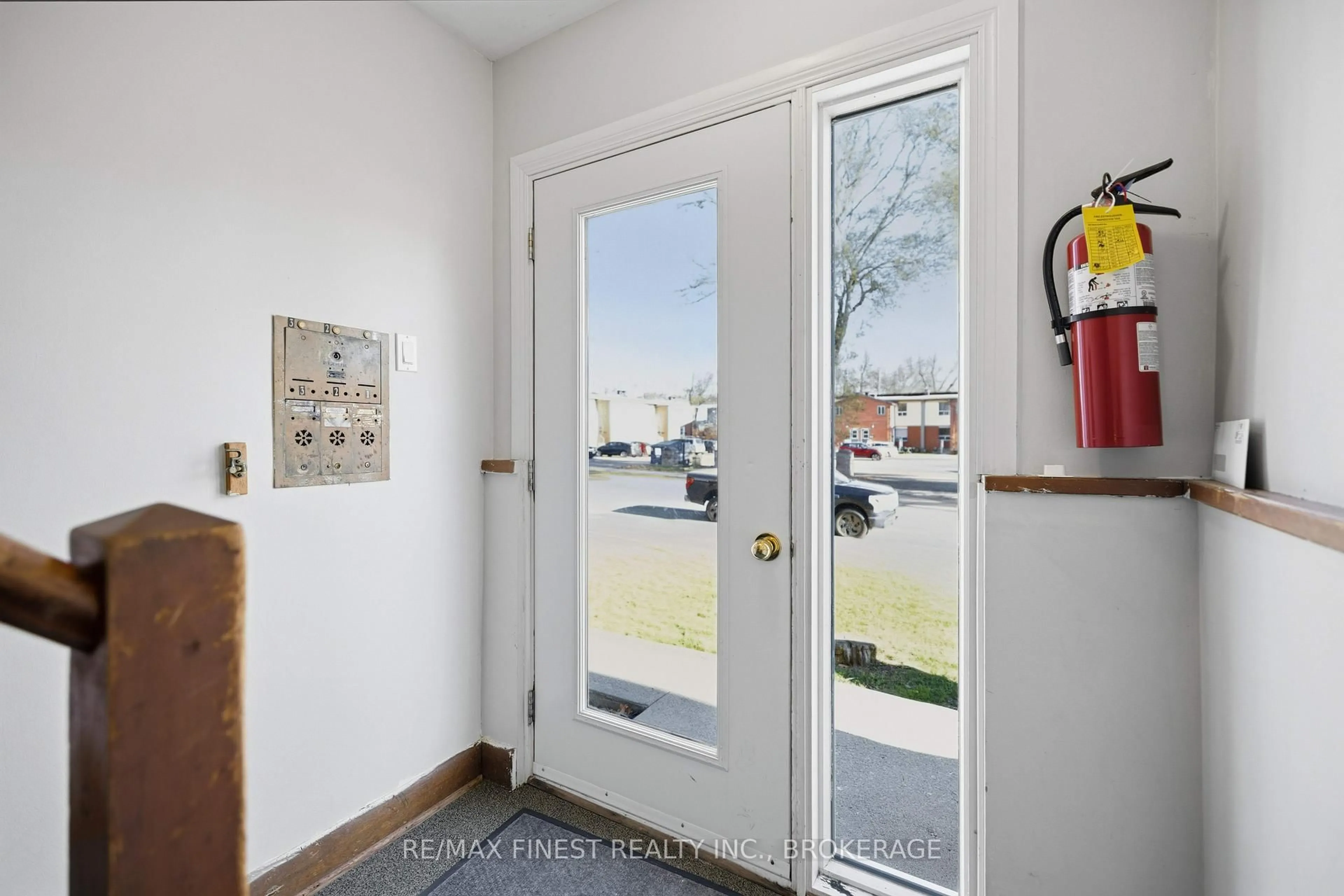 Indoor entryway for 366 Yonge St, Kingston Ontario K7M 1G7
