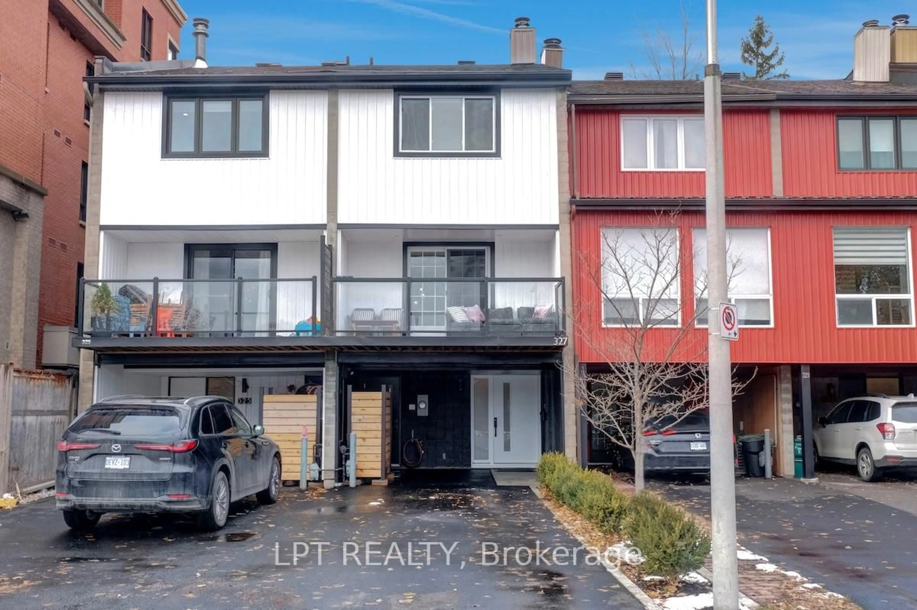 A pic from outside/outdoor area/front of a property/back of a property/a pic from drone, street for 327 St Andrew St, Ottawa Ontario K1N 5G9