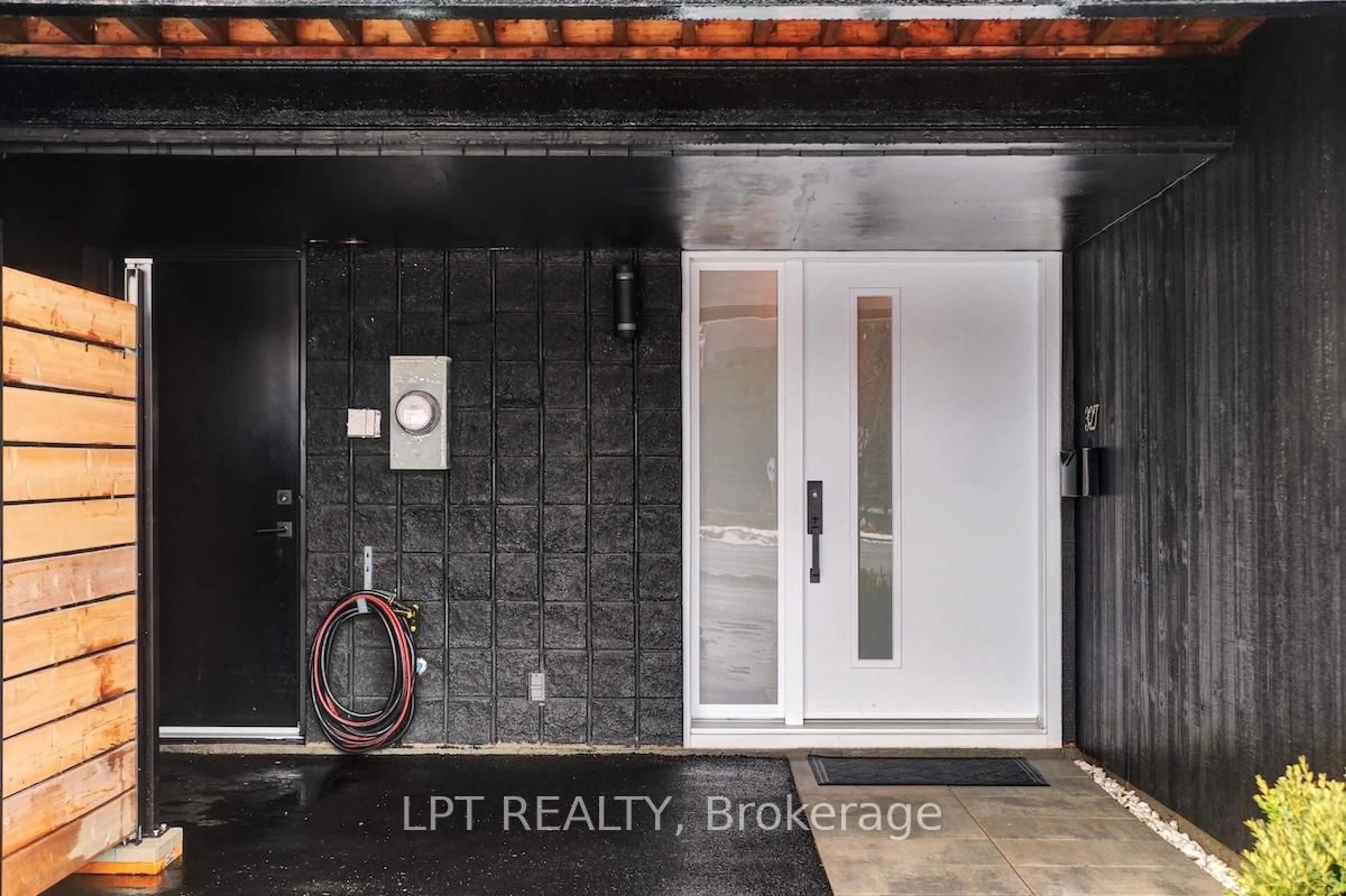 Indoor entryway for 327 St Andrew St, Ottawa Ontario K1N 5G9