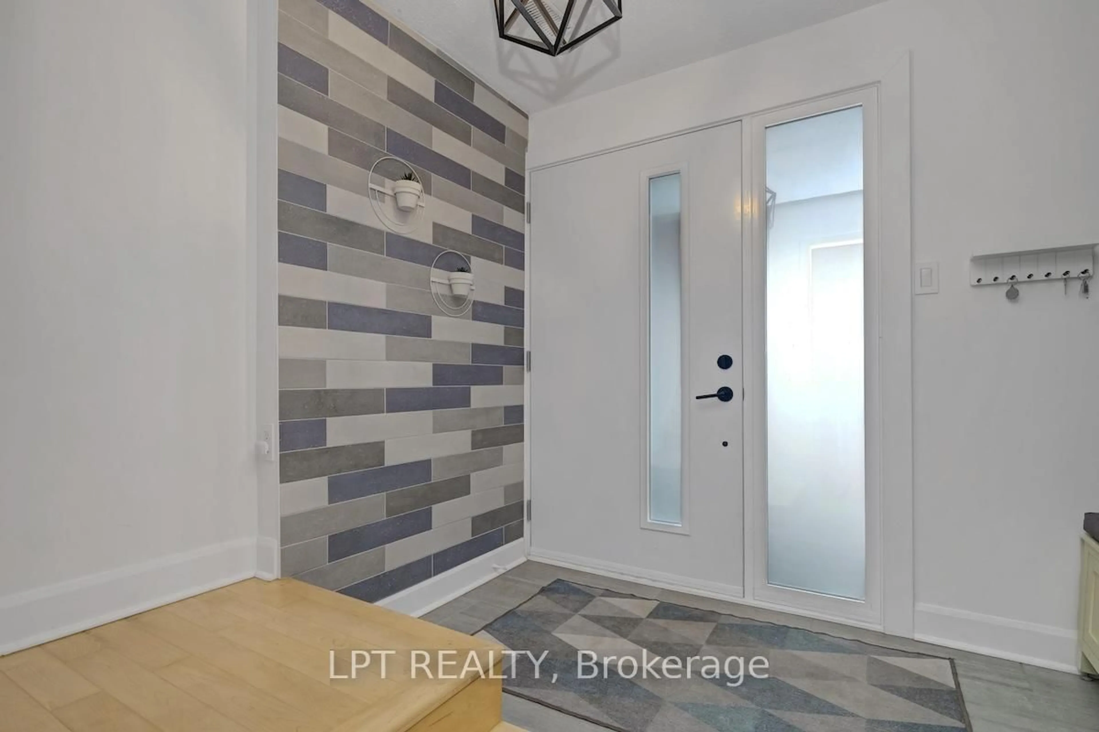 Indoor entryway for 327 St Andrew St, Ottawa Ontario K1N 5G9