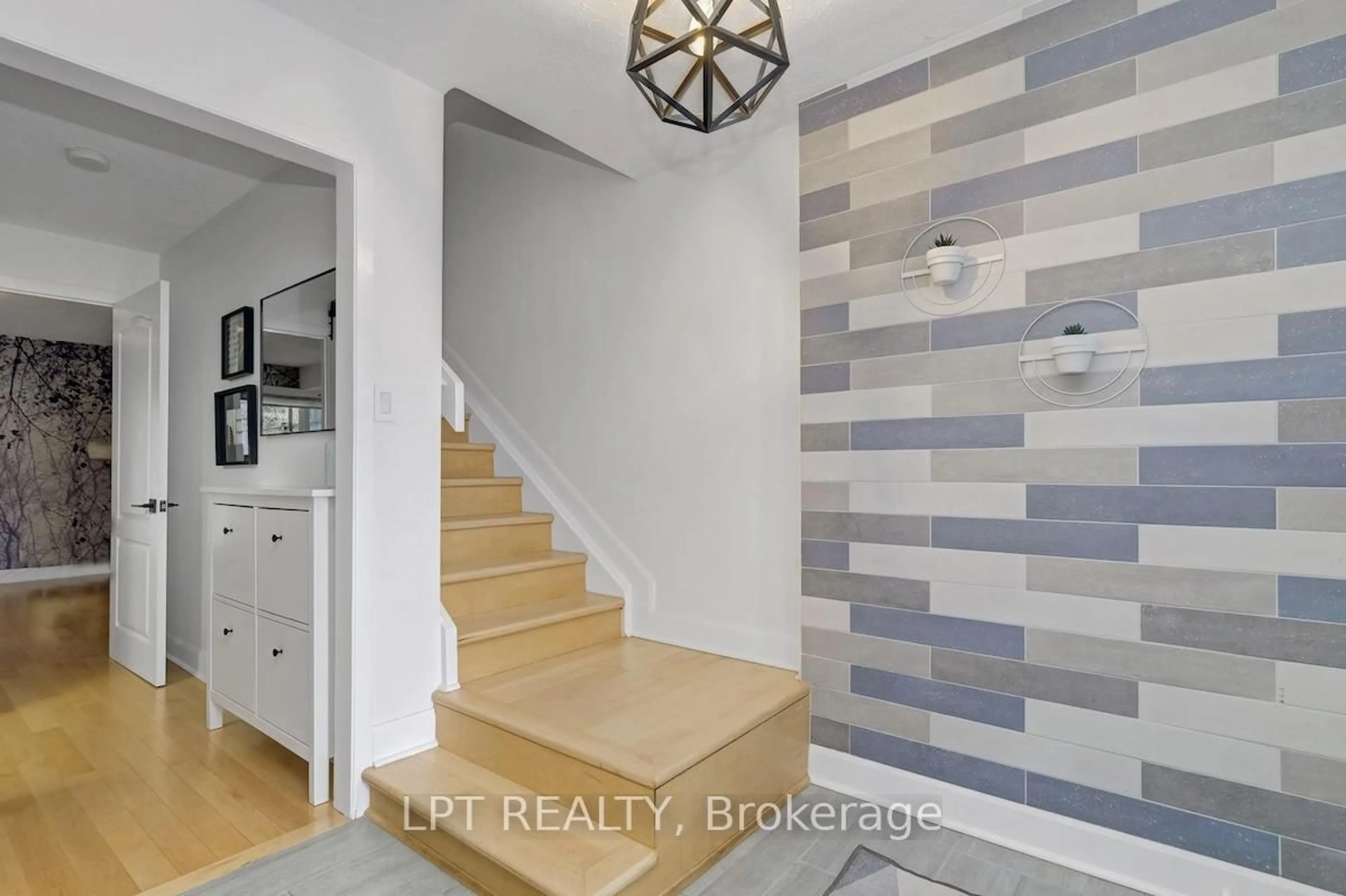 Indoor entryway for 327 St Andrew St, Ottawa Ontario K1N 5G9