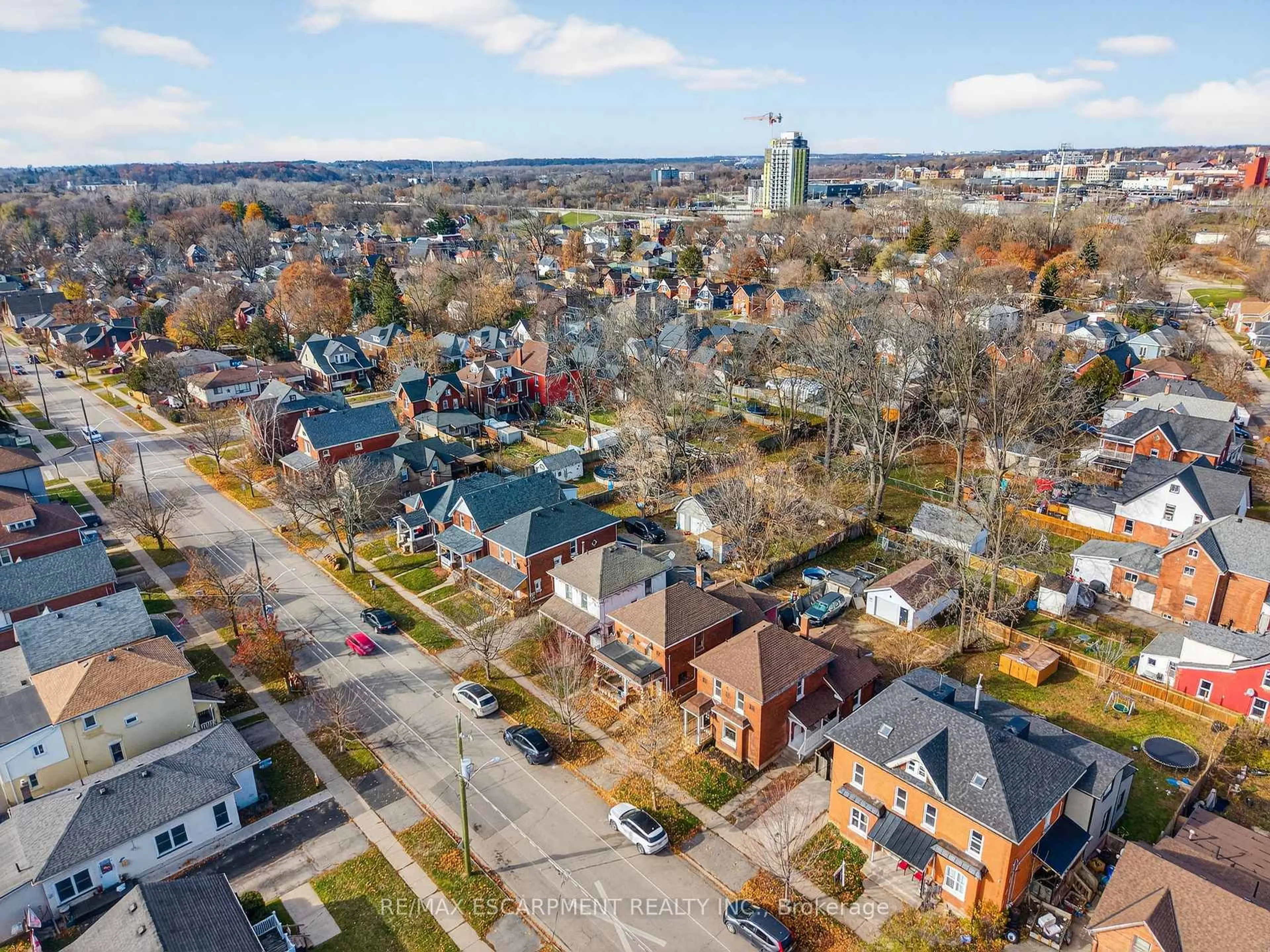 A pic from outside/outdoor area/front of a property/back of a property/a pic from drone, street for 28 Cayuga St, Brantford Ontario N3S 1W5