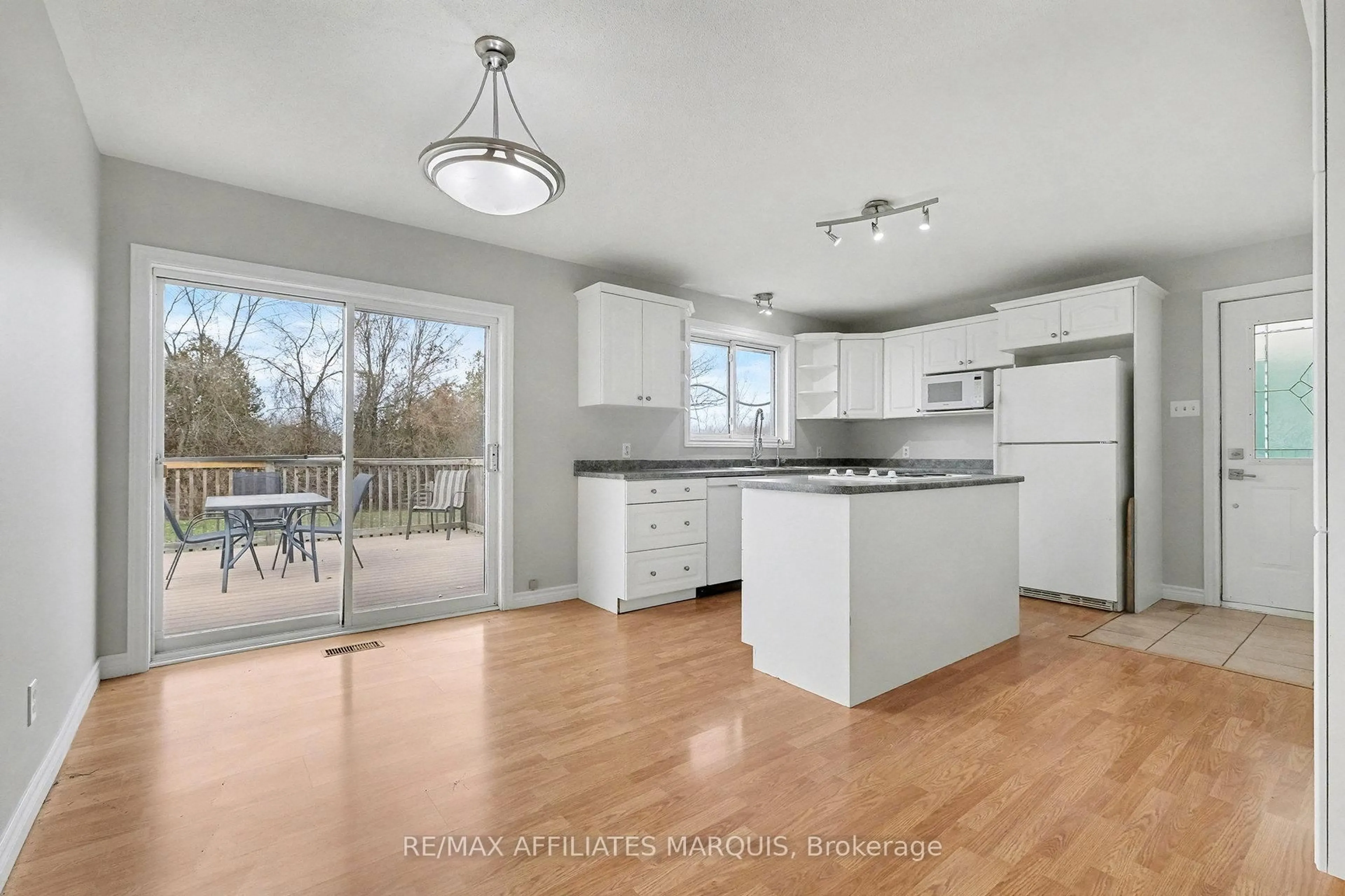 Open concept kitchen, unknown for 206 Kitley Line 3 Line, Elizabethtown-Kitley Ontario K0E 1Y0